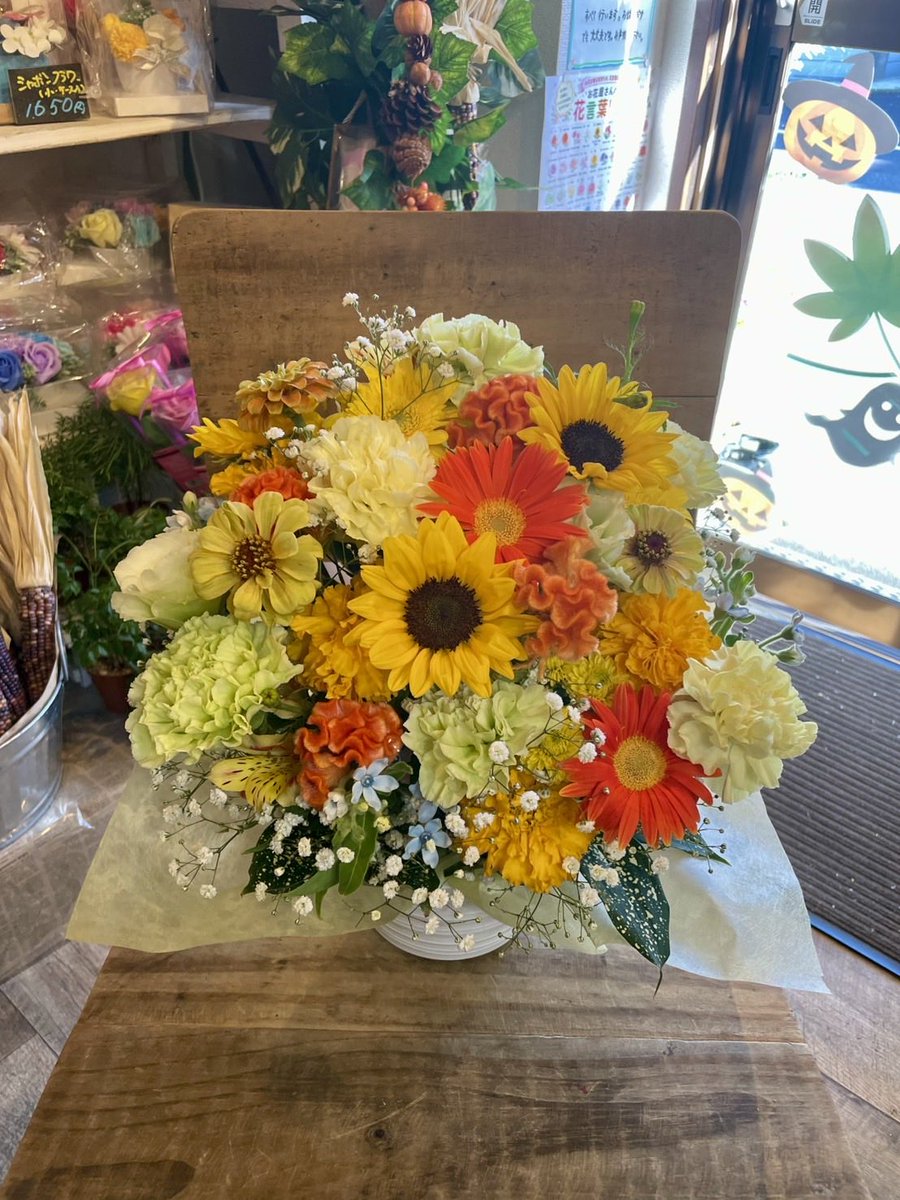 FlowerS48901380's tweet photo. 今週は気温の差があり、体調を崩しやすくなり、インフルエンザ😷も流行り出したみたいなので、お気をつけてくださいね。店内には秋のお花が続々入荷しております。当店LINE電子カタログができました。LINEのホーム画面からご覧いただけます😄
10月4日（日）はお休みします💐
宜しくお願い致します🙇‍♀️ https://t.co/0oSUPfKLx1