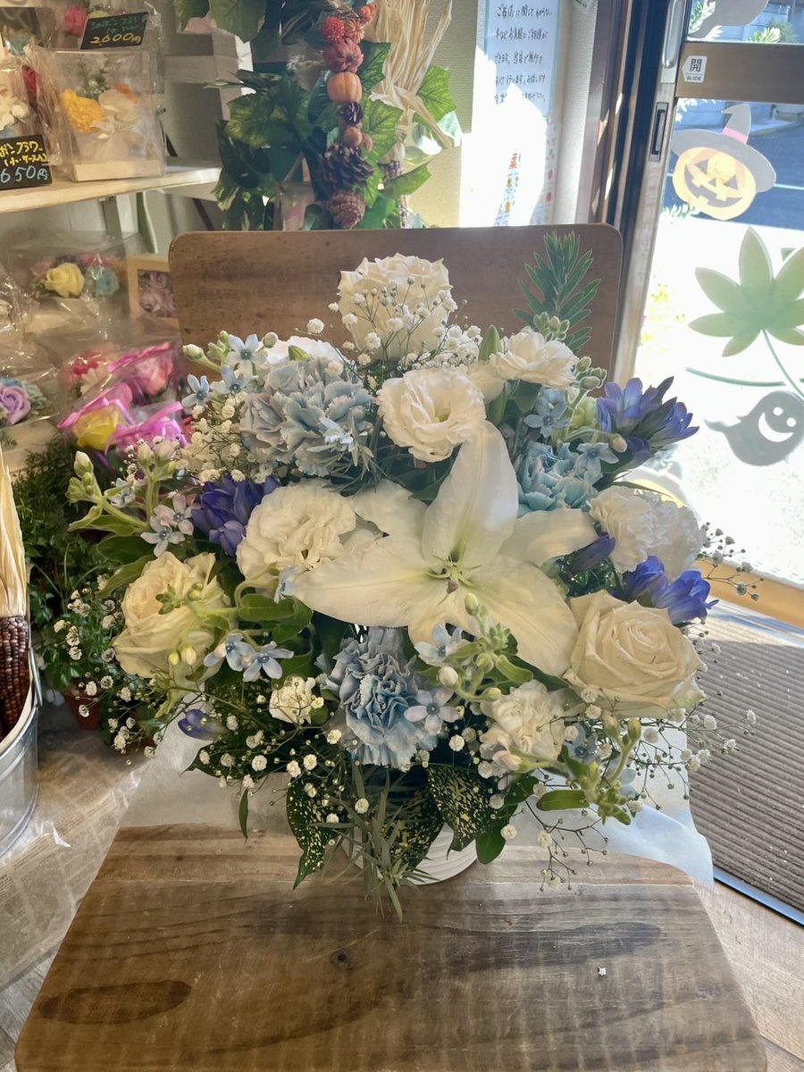 FlowerS48901380's tweet photo. 今週は気温の差があり、体調を崩しやすくなり、インフルエンザ😷も流行り出したみたいなので、お気をつけてくださいね。店内には秋のお花が続々入荷しております。当店LINE電子カタログができました。LINEのホーム画面からご覧いただけます😄
10月4日（日）はお休みします💐
宜しくお願い致します🙇‍♀️ https://t.co/0oSUPfKLx1