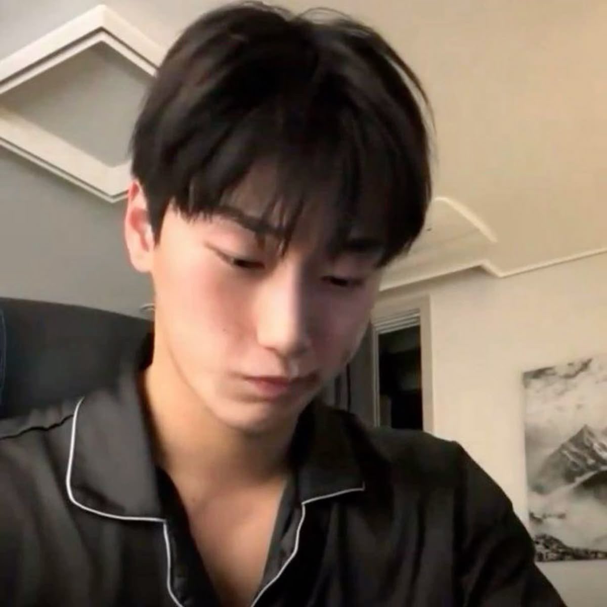 lilbabesan's tweet photo. ; หล่อไหมอ้วน
; อือ
; อือคือ?
; งั้น ๆ
; เฉย แล้วไม่มองหน้าเลย
; ก็งั้น ๆ ผมสีอะไรไม่เห็นจะหล่อ
; เอาดี
; จริง
; มองหน้าดิถ้างั้น
; …ไม่
; เธอแพ้เค้าแล้ว https://t.co/1ObrWb7Ypc