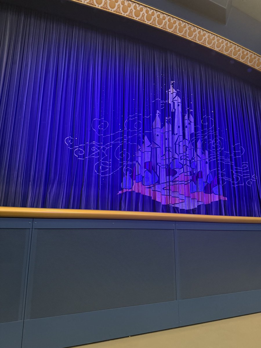 tenchan_disney's tweet photo. Dグル最前だー！��
致死量のスタァのきらめき浴びます
多分オタク死にます https://t.co/l47kZJc2UW