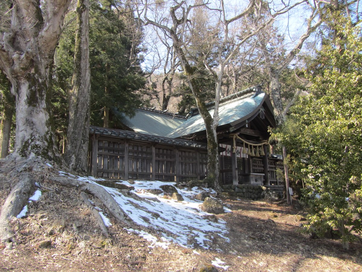 silkrenka's tweet photo. 私のお声を担当してくださっている萌愛るあらさんが、東方風神録をプレイ中ということで、本日は諏訪大社ですわ〜！　実は「諏訪大社」というのは４つのお社の総称で、上社（本宮・前宮）」と「下社（秋宮・春宮）」に分かれています！　こちらは上社前宮になりますわ〜！ https://t.co/YEEKUegpcy