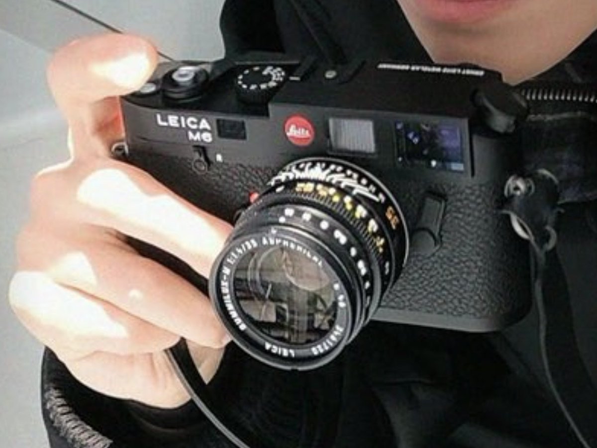giegriffin's tweet photo. อีกหน่อยถ้า Leica จะเข้าฮี นี่ก็ไม่แปลกใจแระ ฮีมีไม่รู้กี่ตัว ถือไปงานใหญ่ ๆ ทุกงาน ผู้ใช้งานจริงสุด ๆ 

#WangYibo #หวังอี้ป๋อ
#WangYiboxLOEWE
#LOEWE
#ParisFashionWeek
#LOEWESS27 https://t.co/gviYYaD2Dv
