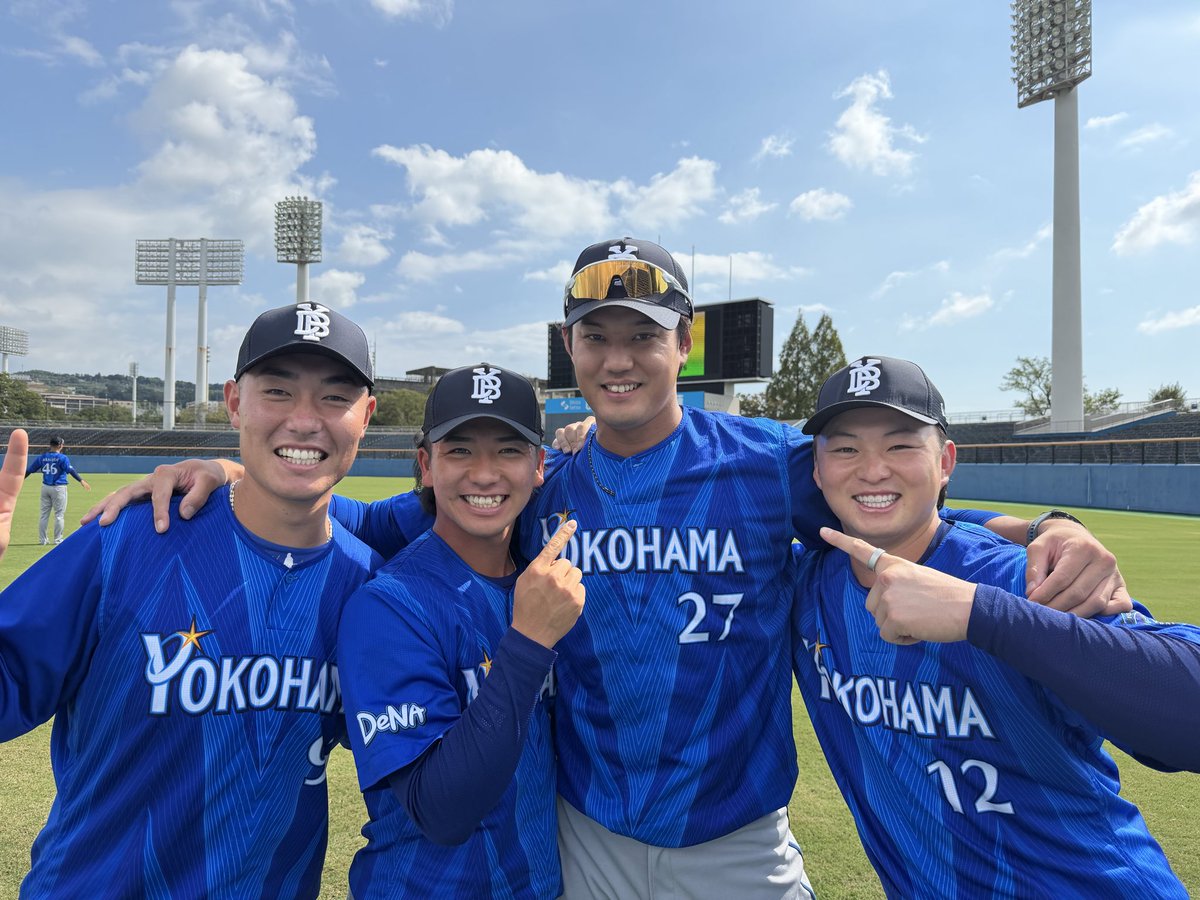 ydb_yokohama's tweet photo. 【#ファーム 情報】
広報カメラに写真を求められ、後輩と一緒に写真に応じてくれた #藤浪晋太郎 選手😊
この中に「しんたろう」と呼び捨てにするかわいい？後輩がいるようです😅
いったいだーれだ？🤔

#竹田祐 選手 #庄司陽斗 選手 #篠木健太郎 選手
#ファーム日本選手権2026 
#しずてつスタジアム草薙
#限界のその先へ
#baystars