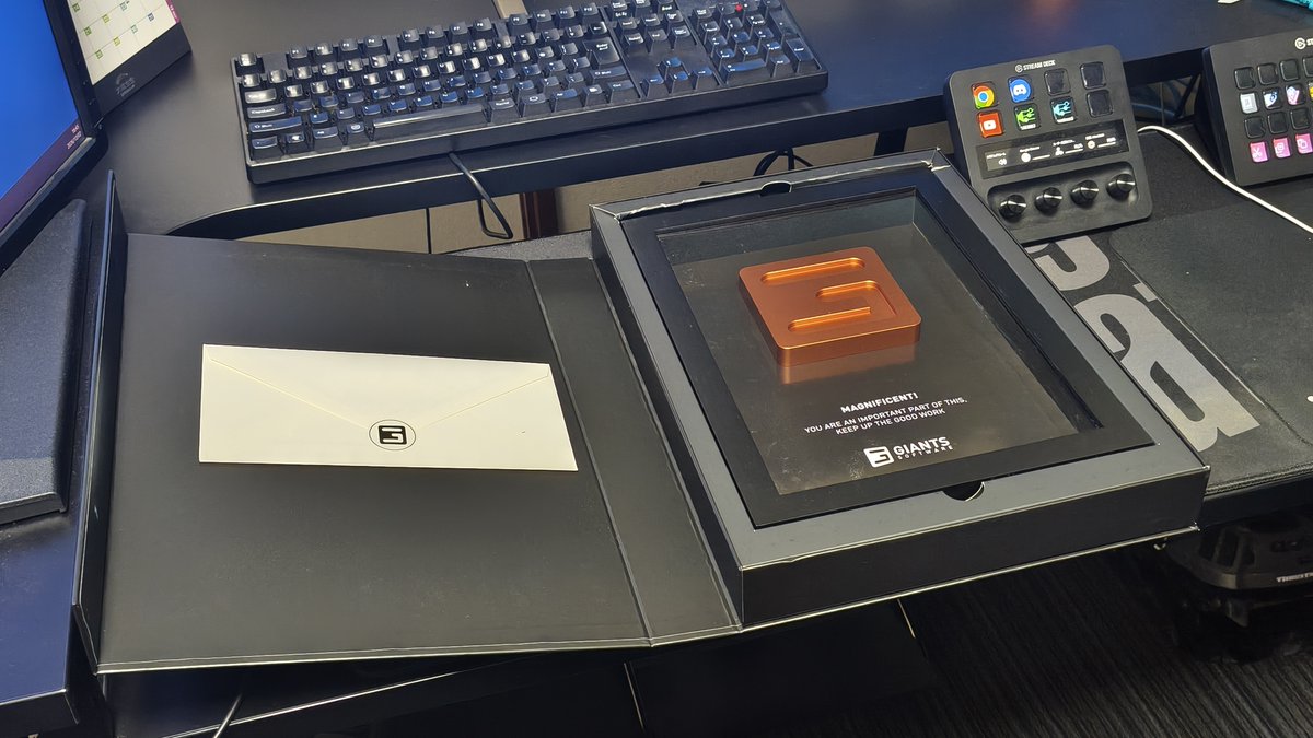 Erix05's tweet photo. 本日GIANTS Software様からModダウンロード数累計100万回達成記念のブロンズ盾を頂きました。
達成した日は2024年12月でしたが今現在迄で111万ダウンロードとなっています。
たくさんの方々にModを使っていただけて大変嬉しいです。
#GIANTSSoftware #FarmingSimulator https://t.co/oQsObocHBT
