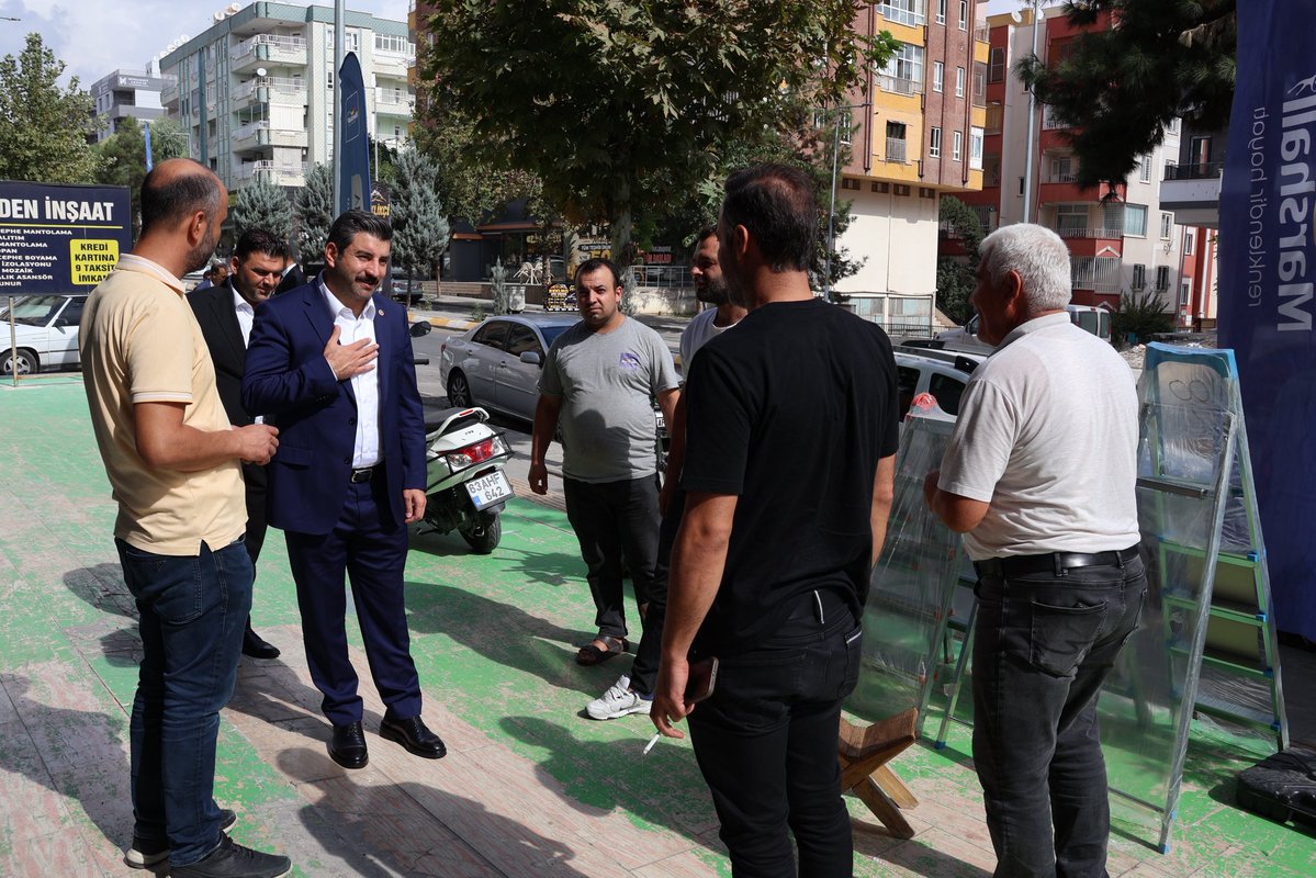 ibrahimeyyupogl's tweet photo. Haliliye ilçemizin Yeşildirek Mahallesi’nde esnaf ve vatandaşlarımızı ziyaret ederek hemşehrilerimizle bir araya geldik.

3 Ekim’de Şanlıurfa’mıza teşrif edecek olan Cumhurbaşkanımız Sayın Recep Tayyip Erdoğan’ın katılımlarıyla gerçekleştirilecek Şanlıurfa Şehir Hastanemizin açılışına tüm hemşehrilerimizi davet ettik.

Şanlıurfa’mız için önemli bir sağlık yatırımını hizmete kazandıracağımız bu anlamlı günde, tüm vatandaşlarımızı bu büyük heyecana ortak olmaya bekliyoruz.

@RTErdogan @Akparti @abuyukgumus @farukaytek @hakanaksu058 @bybekirbozdag
