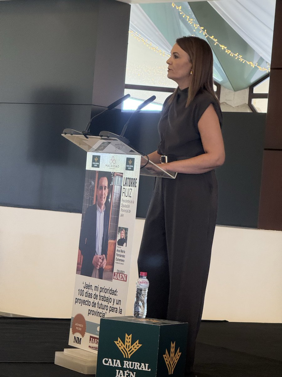 pacoreyesm's tweet photo. Ana, la Alcaldesa de Escañuela presenta a Juan Latorre, Presidente de la Diputación en el Desayuno Informativo de @DiarioJAENes 
Una alcaldesa que es ejemplo de buena gestión y compromiso con su pueblo.
@Psoe_Escanuela
@AytoEscanuela 
@juanlatorreruiz https://t.co/Z8TbTP8rPz