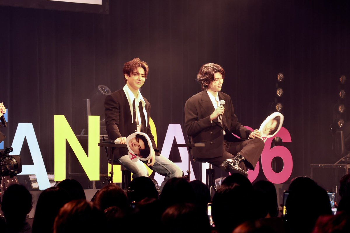 GMMTV's tweet photo. ทุกคนน่ารักมากกกก สุดยอดจริงๆ ดีใจที่ได้เจอกันนะครับ พวกเราขอบคุณมากๆ ที่มาหาเราสองคนในวันนี้ ถ้ามีโอกาสอยากกลับมามอบความสุขและความสนุกให้ทุกคนอีกนะครับ เลิฟยูวว :)

皆さん本当に可愛すぎる！
とても最高でした。
皆さんに会えて、本当に嬉しかったです！
今日、僕たち2人に会いに来てくれてありがとう！
また機会があったら、皆さんにたくさんの幸せと素敵な時間を届けに来たいです。
Love you :)

#JOONGDUNKxFANDAY36INTOKYO
#GMMTVFANDAY36INTOKYO
#GMMTV 
@ChenRcj @dunknatachai