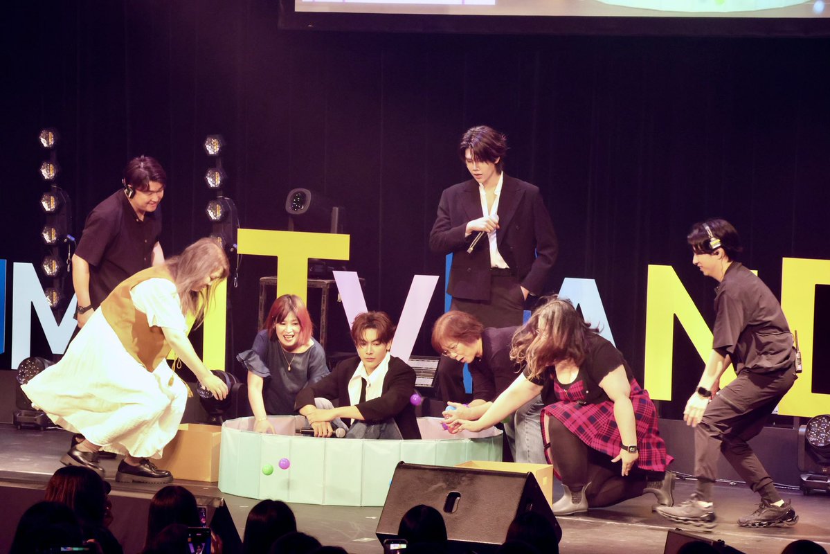 GMMTV's tweet photo. ทุกคนน่ารักมากกกก สุดยอดจริงๆ ดีใจที่ได้เจอกันนะครับ พวกเราขอบคุณมากๆ ที่มาหาเราสองคนในวันนี้ ถ้ามีโอกาสอยากกลับมามอบความสุขและความสนุกให้ทุกคนอีกนะครับ เลิฟยูวว :)

皆さん本当に可愛すぎる！
とても最高でした。
皆さんに会えて、本当に嬉しかったです！
今日、僕たち2人に会いに来てくれてありがとう！
また機会があったら、皆さんにたくさんの幸せと素敵な時間を届けに来たいです。
Love you :)

#JOONGDUNKxFANDAY36INTOKYO
#GMMTVFANDAY36INTOKYO
#GMMTV 
@ChenRcj @dunknatachai