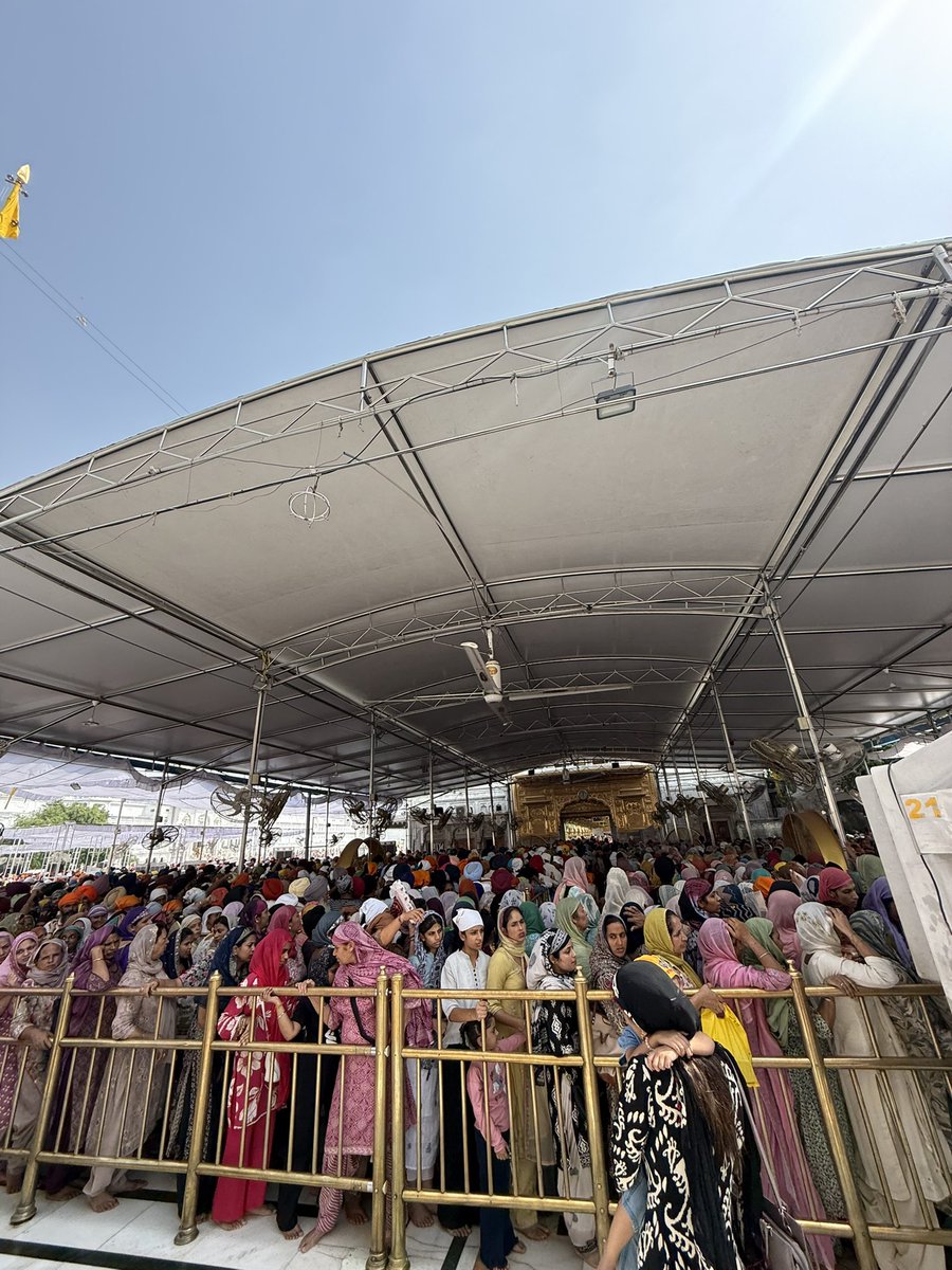 ShivrattanDhil1's tweet photo. This is the second time I’ve had to return without getting a darshan inside the Golden Temple. The sheer number of devotees is incredible thousands upon thousands. 

Hopefully, I’ll have the strength and patience to stand in the 2–3 hour queue the next time. Waheguru Ji Mehar Karan. 🙏