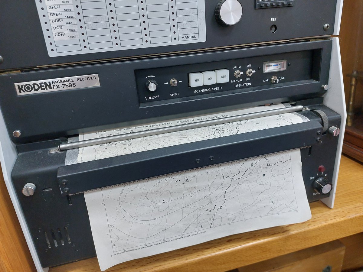 waveologist's tweet photo. Esto es un receptor de facsímil meteorológico de la empresa japonesa Koden. Recibía y registraba mapas meteorológicos transmitidos por radio. Dejó de utilizarse a mediados de los 90. https://t.co/wEH9hjvtxr