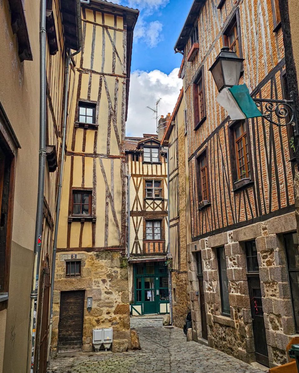 Desomag's tweet photo. Rue de Gorre, Quartier de la Boucherie, Limoges, Haute-Vienne, France 🇫🇷 https://t.co/a3ORNe3DsW
