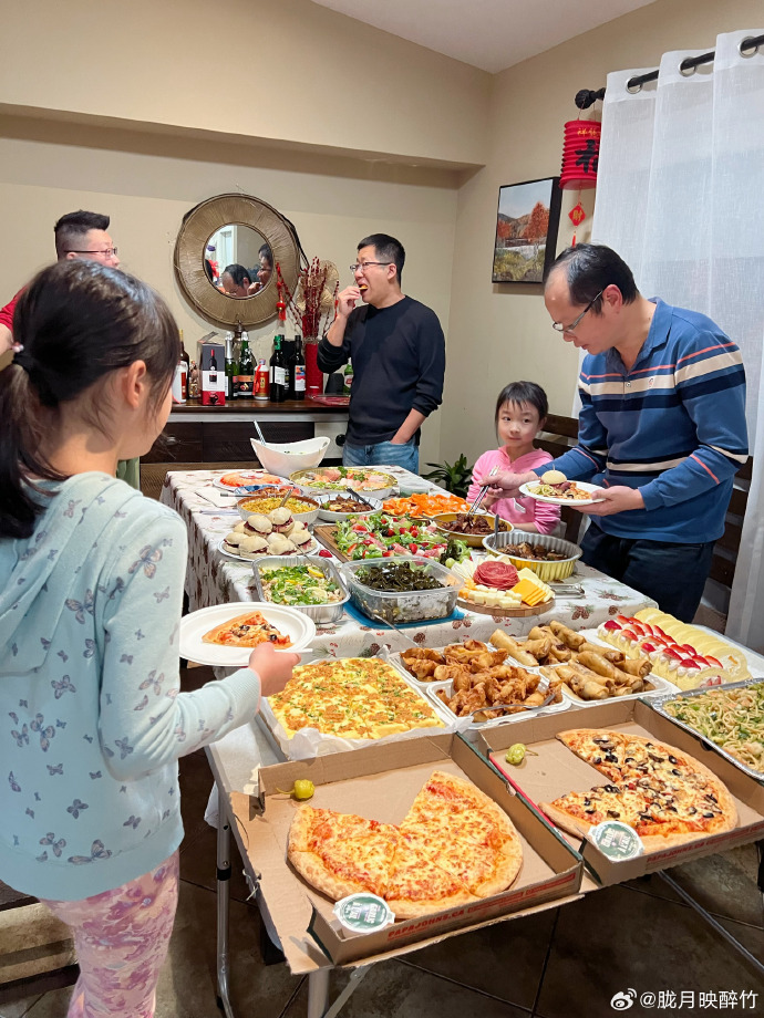 ElvinaFallruq's tweet photo. Hoy compartimos risas y pizza con mi familia en el sofá, momento que se graba en el corazón https://t.co/h78AkTUC7k