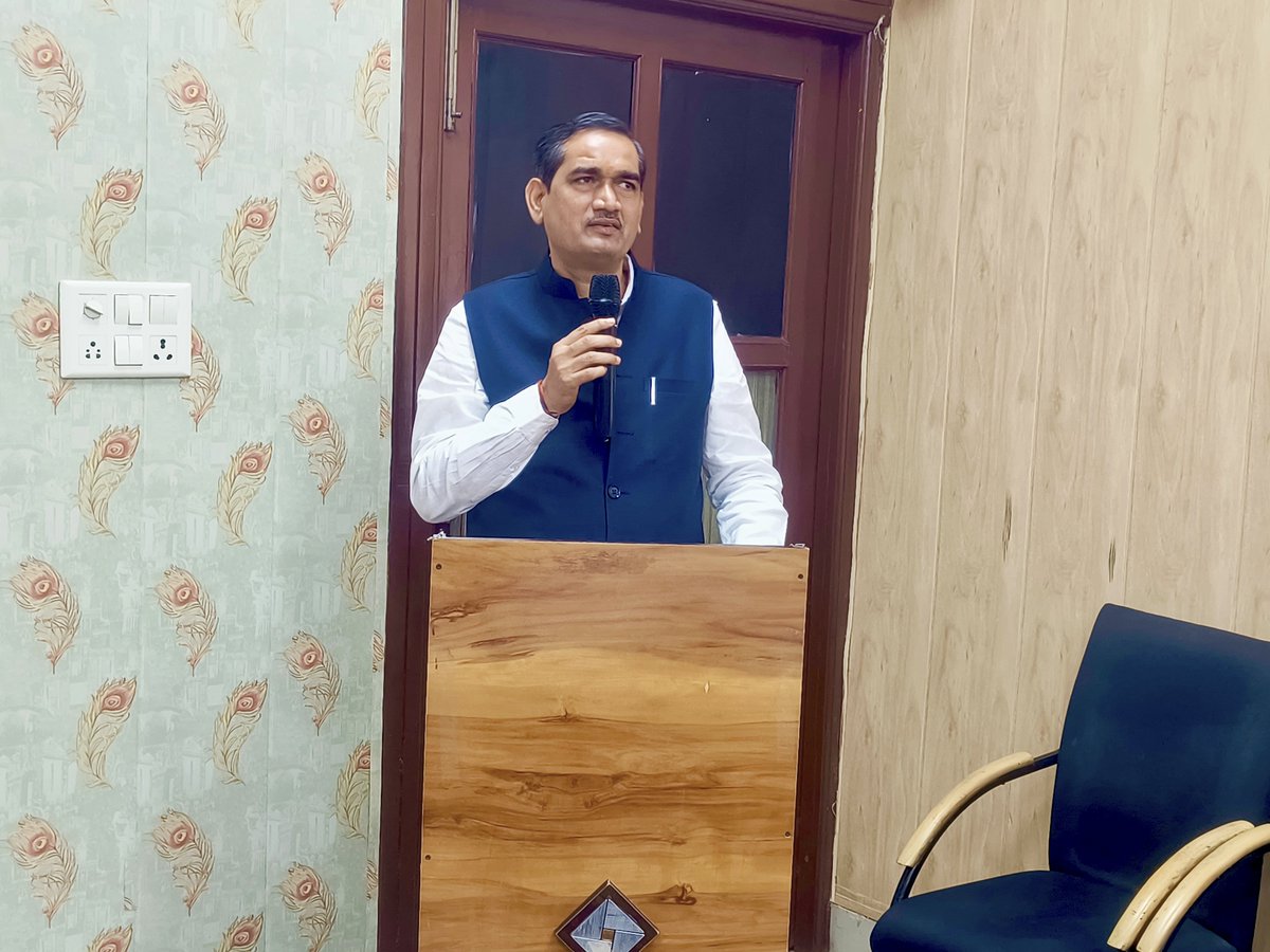 DMMathura1's tweet photo. राष्ट्रपिता महात्मा गाँधी जी एवं माननीय पूर्व प्रधानमंत्री श्री लाल बहादुर शास्त्री जी की जयंती के अवसर कार्यक्रम हुआ संपन्न।

सत्य, अहिंसा, त्याग, सादगी, स्वच्छता और मानव सेवा के आदर्शों को अपने जीवन में लाए।

दायित्वों का निर्वहन पूरी ईमानदारी, निष्ठा, पारदर्शिता एवं संवेदनशीलता के साथ करें तथा आमजन की समस्याओं के समाधान को सर्वोच्च प्राथमिकता दें।

महापुरुषों के आदर्शों को जीवन में आत्मसात करने का आह्वान किया।

@UPGovt @myogiadityanath
@CMOfficeUP @InfoDeptUP