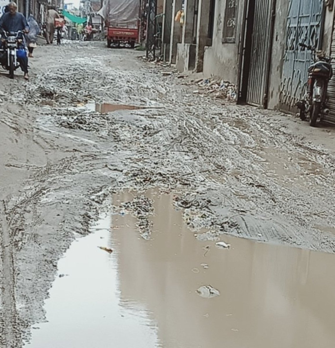bilalazeem103's tweet photo. @Marriyum_A Dear @WorldBank @WorldBankPakistan, while you discuss 5G &amp; AI, please see real Lahore. This is Manawan - broken streets, sewage water, no drainage. Please visit these areas before any appreciation.
@MaryamNSharif #Lahore https://t.co/Fwq1NoLW1q