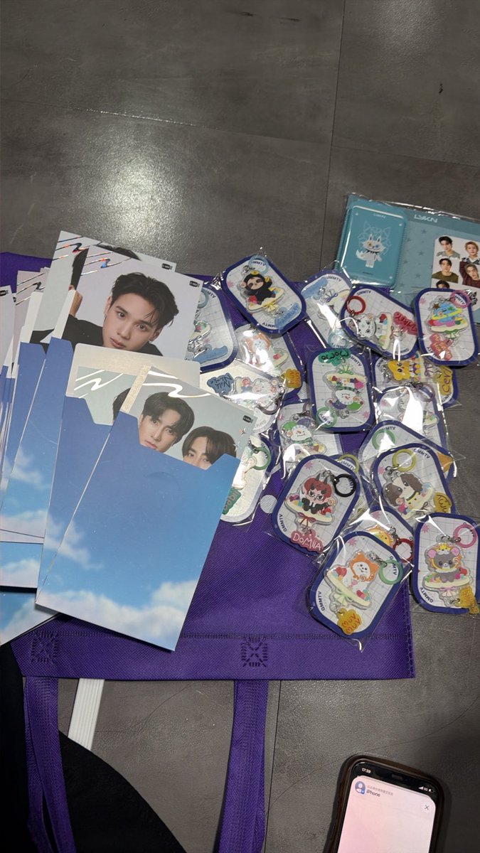 2315wei's tweet photo. For sell or change 
#GMMTVFANIVAL2026HappyFamily https://t.co/2EdlT0GoXZ