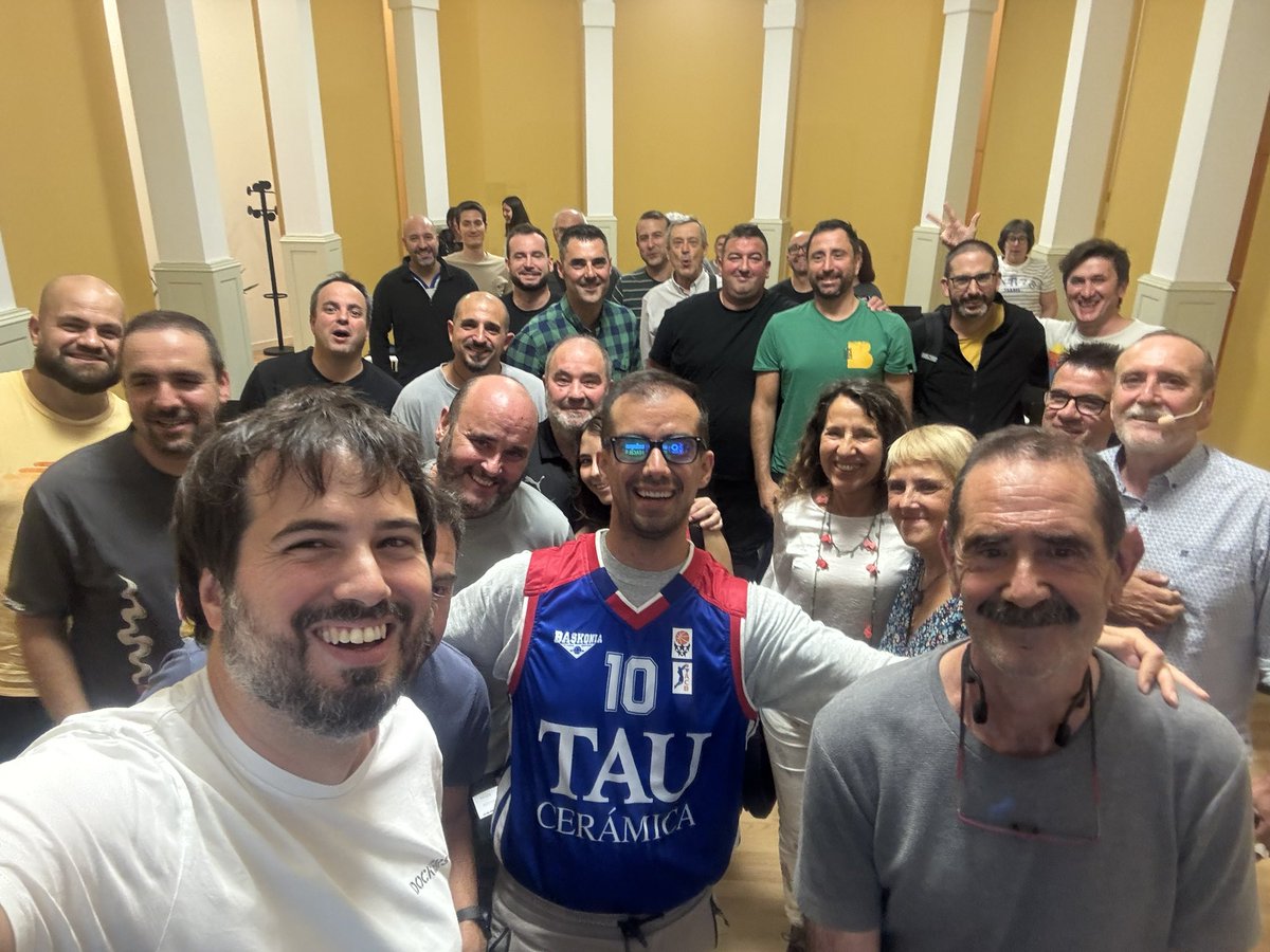 Sergio_Vegas's tweet photo. No hay mejor manera que arrancar la temporada en el canal que con vosotros, acompañado de grandes amigos y con el cariño de @UdapaFacil 

Recordar anécdotas, partidos y vivencias junto a @fullmuntion @Meloncesto e @ipuntog , además de responder a vuestras preguntas fue una gozada. 

Tenemos una temporada increíble por delante y vamos a vivirla juntos en el canal. GRACIAS ❤️❤️