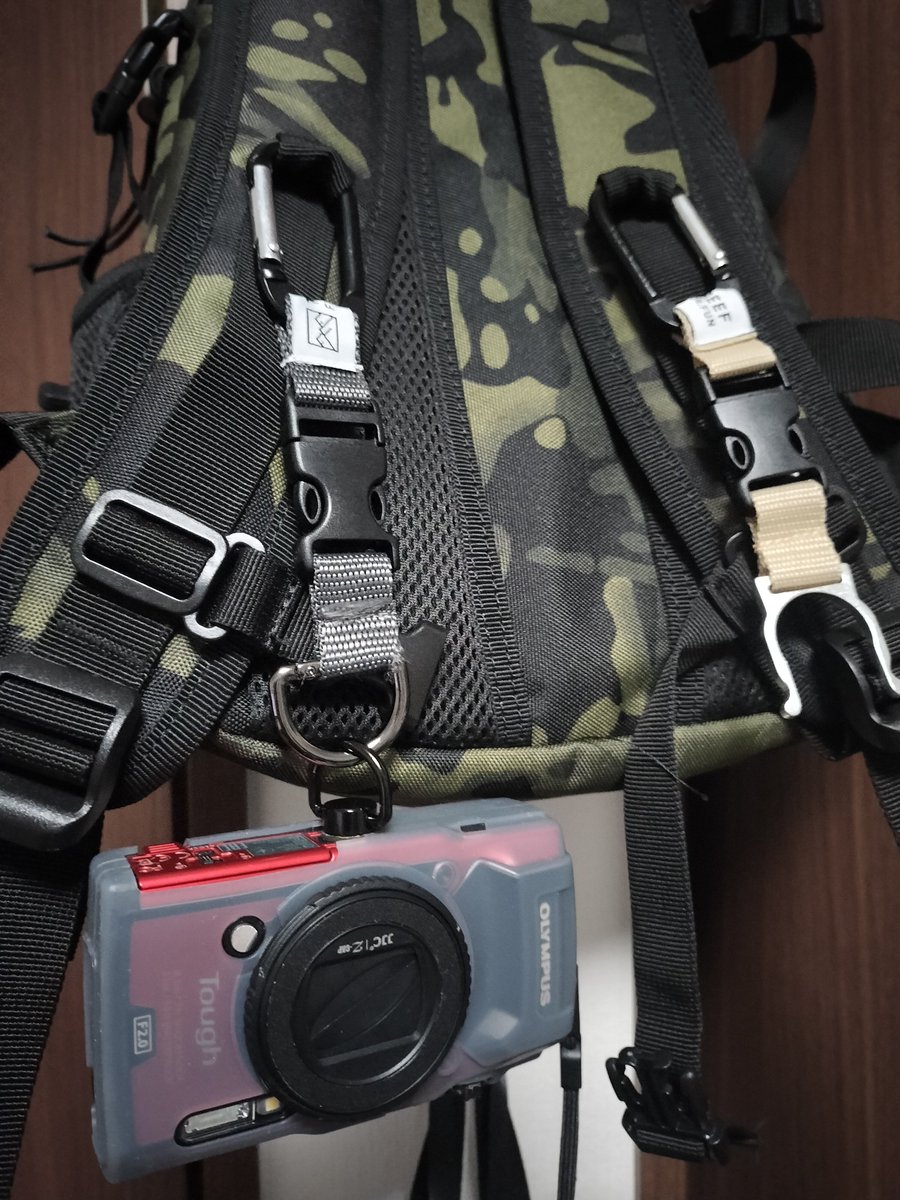 big_13's tweet photo. TG-5をリュックにぶら下げるためのUNX-5929・5950が廃盤で手に入らないので、セリアのペットボトルホルダー＋エツミの1/4"カメラストラップ用Dリング＋D型カラビナで、それっぽいのを自作。

意外といい感じ◎ https://t.co/za2vRzSQbo