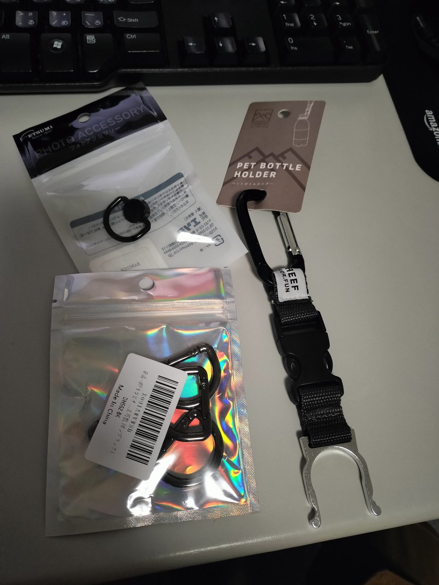 big_13's tweet photo. TG-5をリュックにぶら下げるためのUNX-5929・5950が廃盤で手に入らないので、セリアのペットボトルホルダー＋エツミの1/4"カメラストラップ用Dリング＋D型カラビナで、それっぽいのを自作。

意外といい感じ◎ https://t.co/za2vRzSQbo