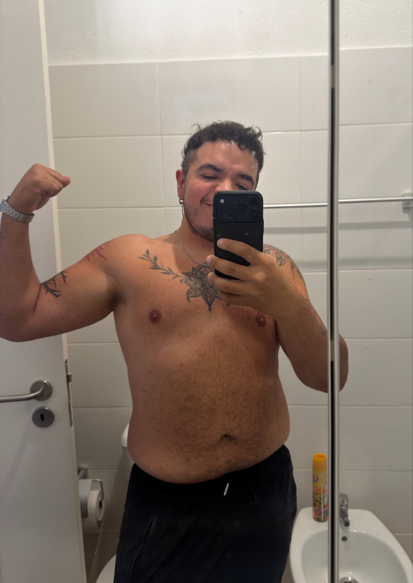 poxxaton's tweet photo. Preciso mudar o treino que eu já não vejo resultado 🤡 https://t.co/AH37mdBCIj