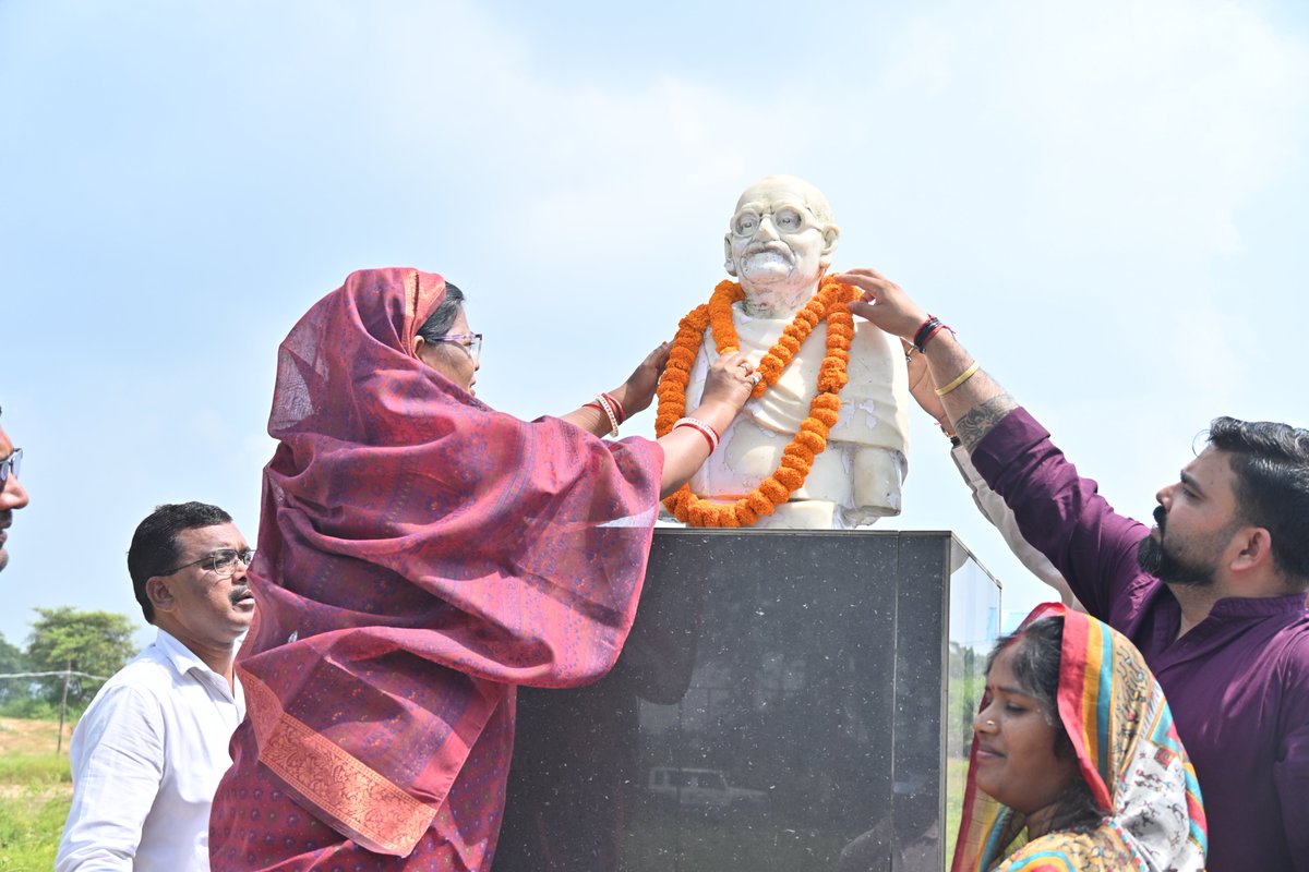 uddheshwari's tweet photo. आज राष्ट्रपिता महात्मा गांधी जी के जयंती अवसर पर शंकरगढ़ विकासखंड अंतर्गत ग्राम पंचायत शंकरगढ़ के रीपा (Rural Industrial Park) परिसर में गांधी जी की प्रतिमा पर श्रद्धांजलि अर्पित की।

गांधी जी के स्वच्छता एवं पर्यावरण संरक्षण के विचारों को आत्मसात करते हुए आसपास स्वच्छता अभियान के तहत् सफाई कर  वृक्षारोपण की। 

इस अवसर पर जनपद पंचायत के मुख्य कार्यपालन अधिकारी, मण्डल अध्यक्ष श्री विवेक जायसवाल जी, मंडल महामंत्री श्री मोनू अग्रवाल जी, जनपद सदस्य श्री तिलासाय जी, श्री राजेश अग्रवाल जी, युवा मोर्चा मंडल अध्यक्ष श्री अनुरंजन यादव जी, सरपंच, उपसरपंच एवं वन विभाग के कर्मचारी उपस्थित रहे।

#GandhiJayanti #SwachhBharat #Vriksharopan #MahatmaGandhi #Samri