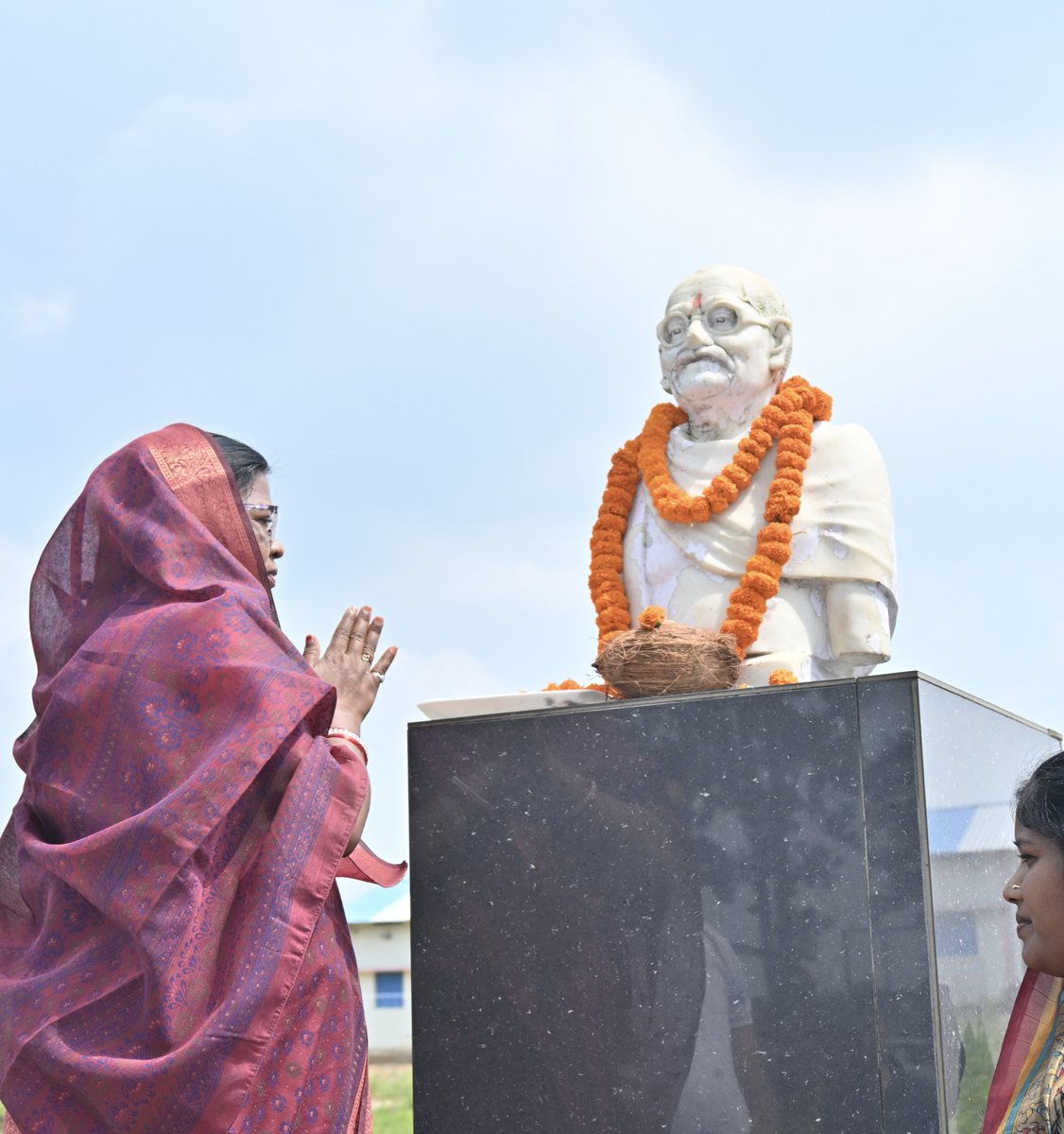 uddheshwari's tweet photo. आज राष्ट्रपिता महात्मा गांधी जी के जयंती अवसर पर शंकरगढ़ विकासखंड अंतर्गत ग्राम पंचायत शंकरगढ़ के रीपा (Rural Industrial Park) परिसर में गांधी जी की प्रतिमा पर श्रद्धांजलि अर्पित की।

गांधी जी के स्वच्छता एवं पर्यावरण संरक्षण के विचारों को आत्मसात करते हुए आसपास स्वच्छता अभियान के तहत् सफाई कर  वृक्षारोपण की। 

इस अवसर पर जनपद पंचायत के मुख्य कार्यपालन अधिकारी, मण्डल अध्यक्ष श्री विवेक जायसवाल जी, मंडल महामंत्री श्री मोनू अग्रवाल जी, जनपद सदस्य श्री तिलासाय जी, श्री राजेश अग्रवाल जी, युवा मोर्चा मंडल अध्यक्ष श्री अनुरंजन यादव जी, सरपंच, उपसरपंच एवं वन विभाग के कर्मचारी उपस्थित रहे।

#GandhiJayanti #SwachhBharat #Vriksharopan #MahatmaGandhi #Samri