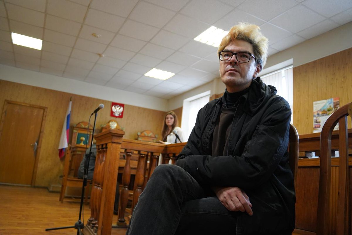 paperpaper_ru's tweet photo. Алексея Поднебесного приговорили к трем годам лишения свободы по делу о развратных действиях в отношении несовершеннолетней

Об этом сообщил корреспондент «Бумаги». Обвинение запрашивало семь лет. Поднебесного взяли под стражу в зале суда.

Перед оглашением приговора 47-летний Поднебесный сказал журналистам, что сейчас девушке, пострадавшей от его действий, уже исполнилось 18 лет и они всё еще «любят друг друга». Сама девушка присутствовала на суде.

В августе 2024 года Алексея Поднебесного — блогера, известного как «главный инцел России», задержали в Петербурге. За несколько часов до задержания глава «Лиги безопасного интернета» Екатерина Мизулина опубликовала пост с несколькими роликами, где Поднебесный целует, как утверждалось, несовершеннолетнюю девушку и трогает ее за грудь.

На следующий день в отношении блогера возбудили уголовное дело. По версии следствия, Поднебесный со 2 по 4 августа 2024 года вступал в половую связь и совершал развратные действия с 15-летней девушкой в разных местах Центрального района Петербурга.

Сначала Поднебесного отправили в СИЗО, однако в мае 2025 года отпустили, назначив запрет определенных действий. Он вернулся в Нижний Новгород.

Поднебесный отрицал обвинения и называл преследование следствием «мести» бывшей супруги. При этом пользователи соцсетей и другие блогеры и прежде замечали за Поднебесным оправдание секса с несовершеннолетними девушками.

Фото: «Бумага»