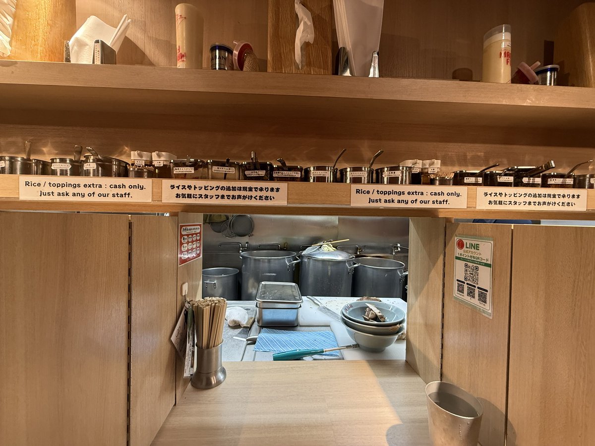 satozakitomoya's tweet photo. 里崎智也の好みの家系ラーメンを探す旅🍜
#好みの家系ラーメン
今回お薦め頂いた
『あさが家　上野店』
阿佐ヶ谷駅のあさが家も行きたかったのですが、なかなか行動範囲にないので、
今回は上野店🍜
特選ラーメン(並)
お昼に行ったので、ライスは無料サービス🍚
ライス無料は最高！
しかも高菜など、ニンニク、しょうがトッピングが豊富！
一蘭のように1人づつの間仕切りがあってたり、その間仕切も複数人では開閉できるのでいろんなお客さんのタイプに合わせられる。

ラーメンの方は、
スープがしっかり炊けていて、
旨みの中にほんのり醤油！
本牧系？タイプかな！
スープ単体で飲むと優しくすぅーっと染み渡るり美味しい。

でもしっかりした🍜方が好きな方は、
麺と絡めて一緒に食べると、薄く感じるかもしれないので濃いめにするのがおすすめかな。