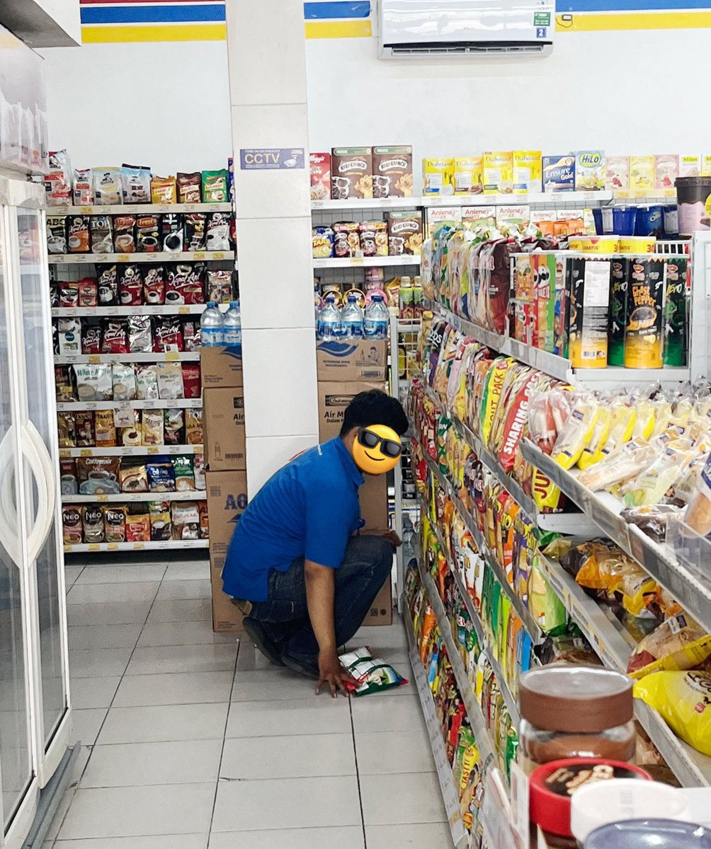 bingungtrs_'s tweet photo. mas2 indomaret working with passion alias RAPIH BGT ANJIRRR??? 😭😭 https://t.co/dT4cJJUc2H