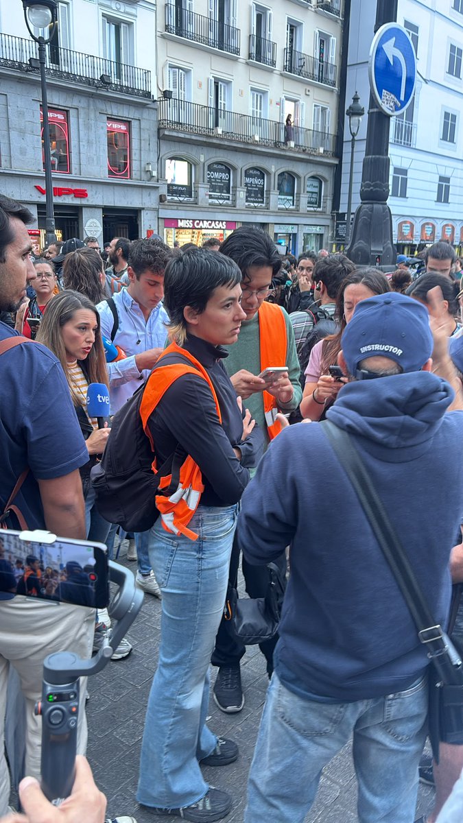 ctxt_es's tweet photo. Alicia del Río, portavoz del SI, desde Sol: "La desconexión entre el Parlamento rentista y la mayoría social es enorme. Esto es un problema muy grave para la democracia. El SI y las demás organizaciones seguiremos organizadas para canalizar ese descontento y conseguir cambios". https://t.co/JI4oxUqtvD