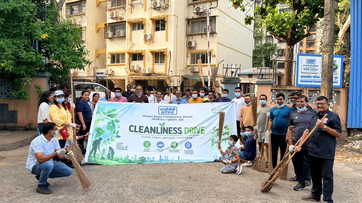 airnews_mumbai's tweet photo. #Mumbai : मुंबईतील एनटीपीसी वेस्टर्न रिजन - १ मुख्यालयातील अधिकारी-कर्मचारी आणि त्यांच्या कुटुंबीयांनी ‘स्वच्छता’ या संकल्पनेअंतर्गत #NTPC निवासी संकुल परिसरात स्वच्छता मोहिमेत सहभाग घेतला. 

#CEO, #NPUNL आणि कार्यकारी संचालक (अणु) ए. पी. समल यांच्या नेतृत्वाखाली झालेल्या या उपक्रमातून स्वच्छता, पर्यावरण संवर्धन आणि सामूहिक जबाबदारीचा संदेश देण्यात आला.

#NTPC #Swachhta #Mumbai #SwachhBharat