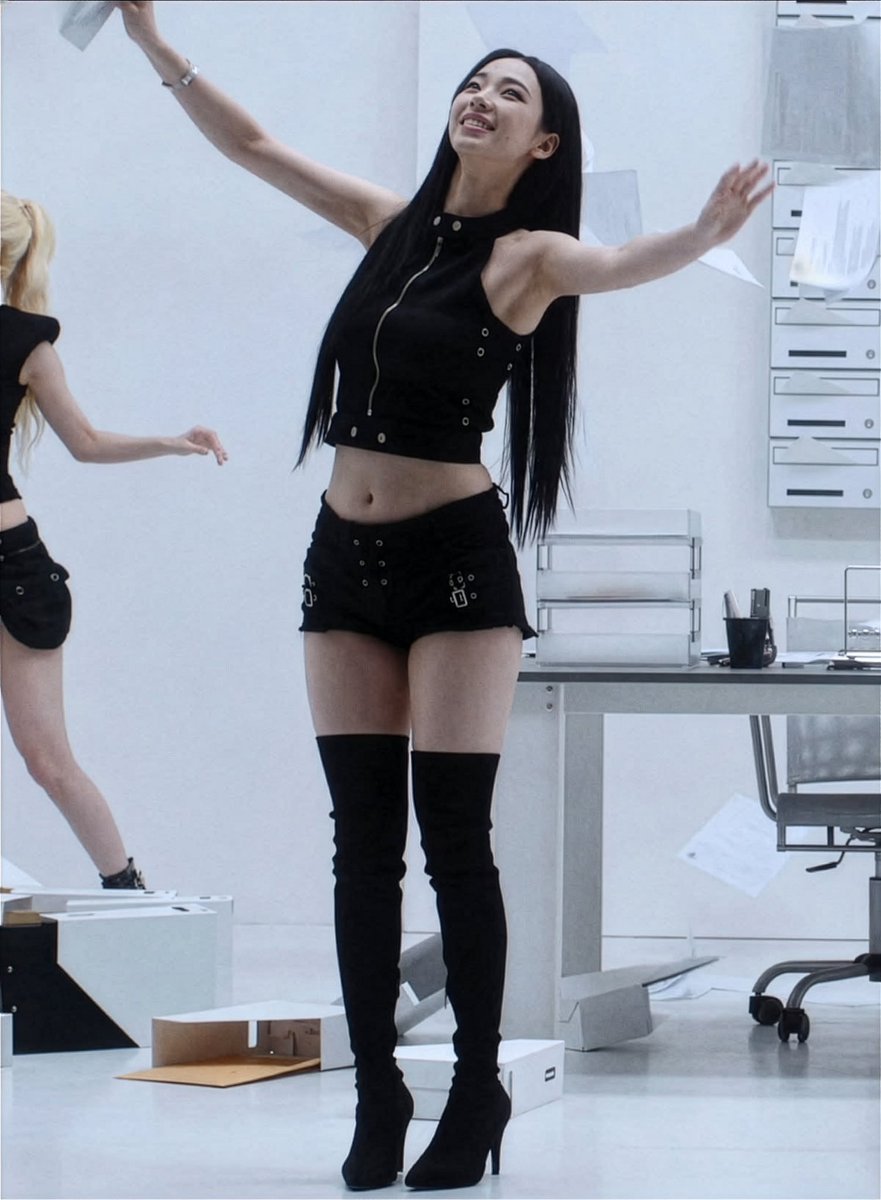 JENRINAES's tweet photo. they hate when you serve legs https://t.co/dBvKPPXISf