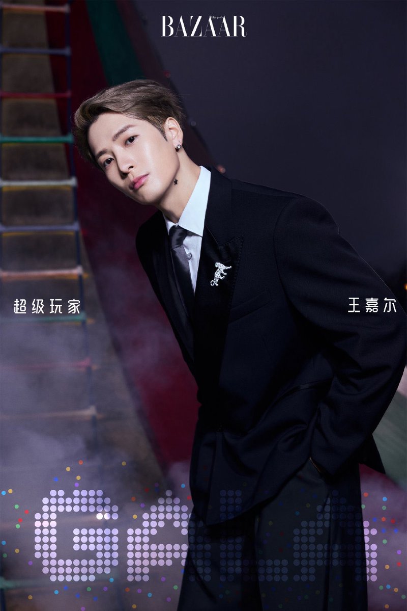 OT7Ahga's tweet photo. [WEIBO] 261002 | BAZAARGALA

“Leave the noise outside the amusement park and let every cell in your body resonate with instinct. No catering to expectations, no limits—hit the restart button and let every voice become the switch that sets the celebration in motion.

New Game, New Play. @JacksonWang852 lets his guard down and, in the most effortless way, swings a beautiful sword strike.”

#2026BAZAARGALA #JacksonWang #잭슨 #王嘉尔 @teamwangofcl 🍓