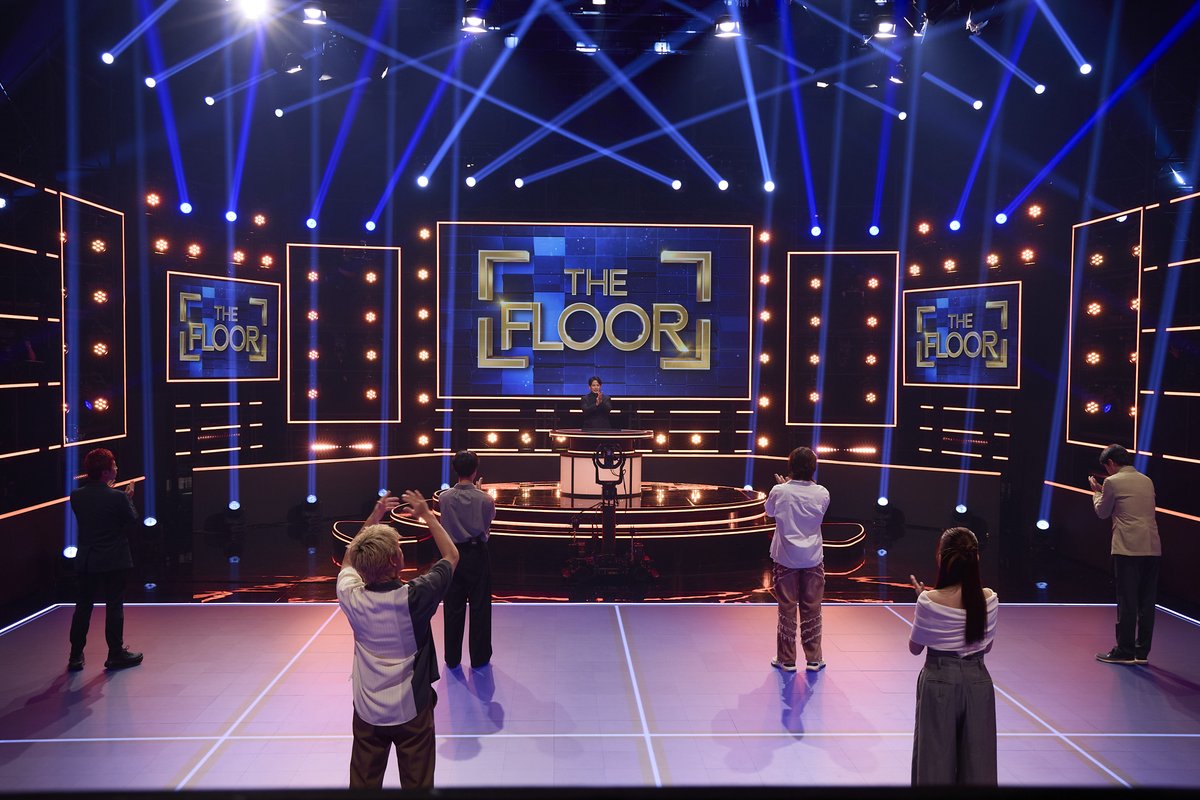 thefloor_ntv's tweet photo. 🟦出演情報🟦
日本テレビ系で今夜7時56分放送の
「#クイズフェスティバル 2026 秋」🍁

日テレが誇る伝説的なスタジオゲーム＆クイズが
一夜限りの復活🔥

スタジオには「THE FLOOR」チームとして
THE FLOOR 初代王者の #小手伸也 さん、
さらに今回出演の #狩野英孝 さん& #谷まりあ さんが参戦🙌

豪華出演者の皆さんには
MC #岡田准一 さんのもと
デュエルにも挑戦していただきます⚔️💫

ぜひチェックしてください✍️🌟

#ザフロア 
@quiz_ntv @J_OKADA_AISTON @KOTEshinya @kano9x