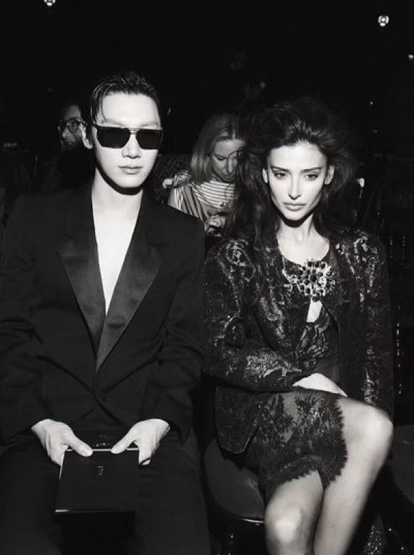 xnyllee's tweet photo. SHE A MODEL
AND HE A SINGER
AND THEY’RE A STAR
GOD BLESS 
— OUTWEST 

TEN AT SAINT LAURENT SUMMER27 
#TENforYSLPFW27 #Saintlaurentxten https://t.co/GirKlmPbsU