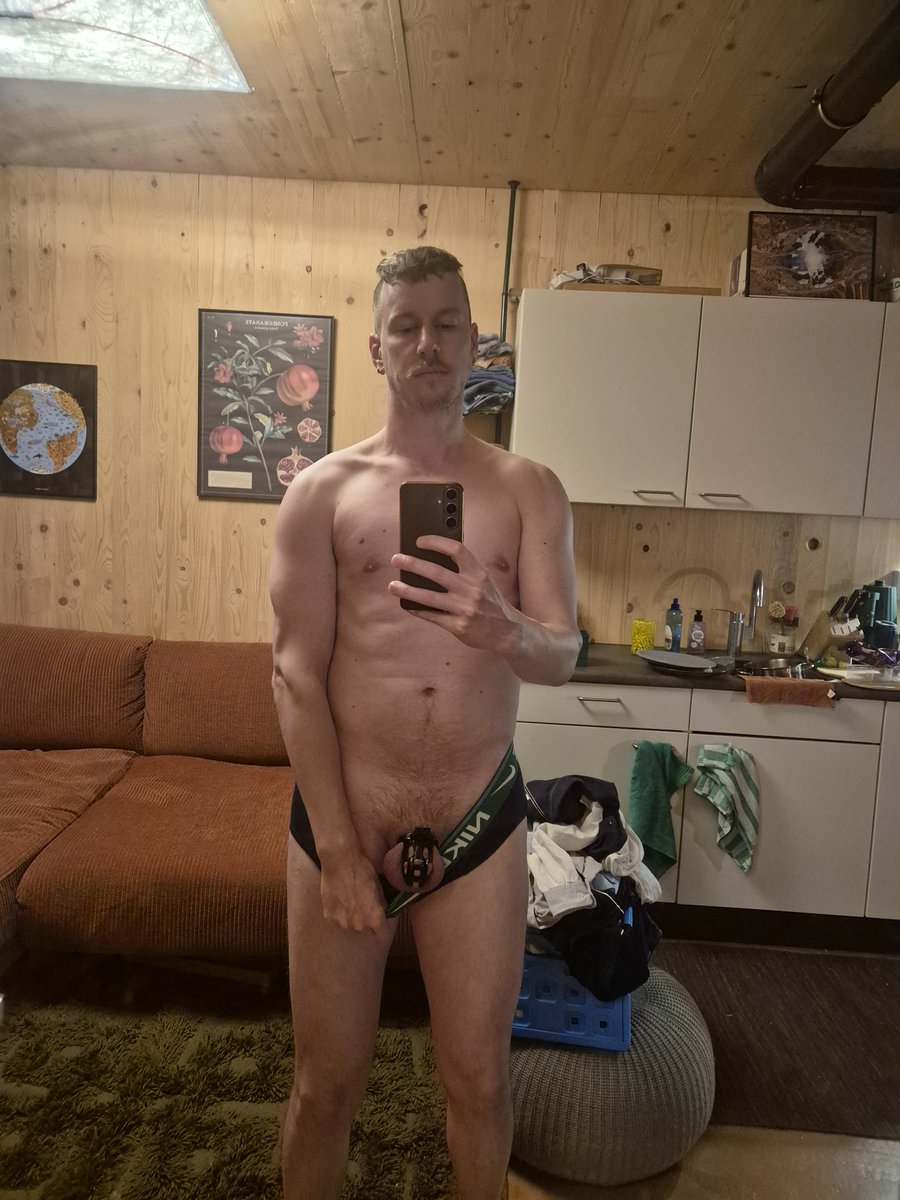 unforcerror's tweet photo. Day 1, let's see how long I last 😬 #locktober https://t.co/7hNnpCeF2p