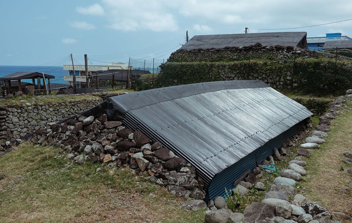 x51's tweet photo. 奇になる住まい、今回は台湾の離島部にある、家々が地面にめり込んで建てられている不思議な集落を訪ねています↓

https://t.co/PamIde7ev3 https://t.co/3oEjB7Fo92