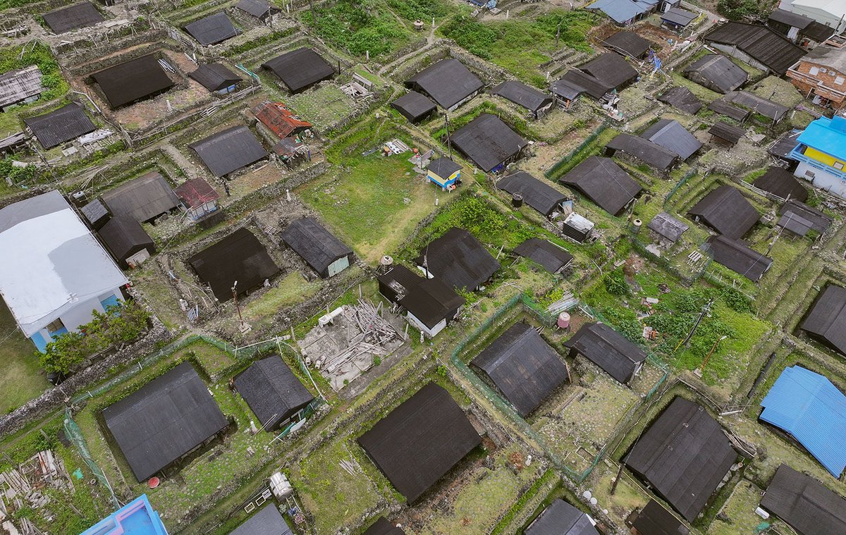 x51's tweet photo. 奇になる住まい、今回は台湾の離島部にある、家々が地面にめり込んで建てられている不思議な集落を訪ねています↓

https://t.co/PamIde7ev3 https://t.co/3oEjB7Fo92