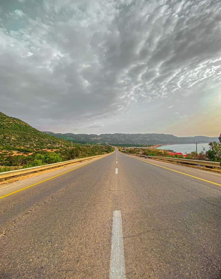 _ImanAbdullah_'s tweet photo. طريق رأس الهلال 🇱🇾🌊⛰️
طريق يجمع بين البحر والجبل والطبيعة في مشهد يرد الروح 😍🌿
شرق ليبيا ديما يفاجئك بجماله، ورأس الهلال بروحها حكاية ثانية ❤️🇱🇾
#رأس_الهلال #الجبل_الأخضر #شرق_ليبيا #ليبيا https://t.co/otbekObzJT