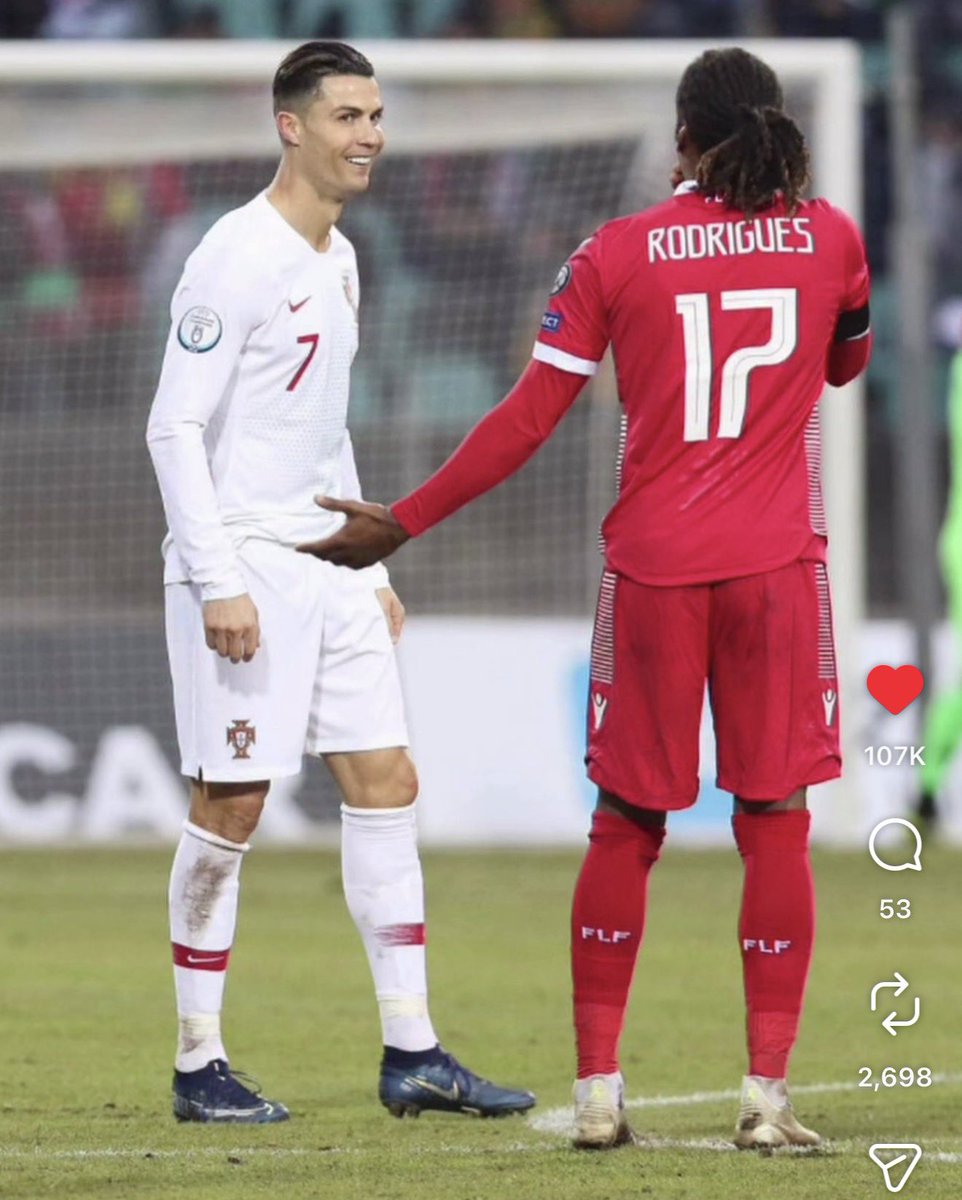 madrid_total2's tweet photo. Gerson Rodrigues, futbolista de Portugal dedica unas palabras preciosas a Cristiano Ronaldo en IG:

“De un humano a un extraterrestre:

Me enfrenté a ti 7 veces, Cristiano. Siete veces miré al otro lado del campo y vi algo que no era humano. Te movías como un extraterrestre, un ser de pura determinación y un poder imparable. No perteneces a este mundo.

Cada choque contigo me enseñó lo que es posible cuando trasciendes los límites humanos.

Pero esto es lo que me rompe el corazón: un extraterrestre que puso a Portugal en el mapa, que hizo que el mundo conociera nuestra bandera, que fue el latido de nuestra nación… Tu país debería tratarte con un respeto diferente, incluso ahora que el final se acerca. Mereces ese honor.

Cuando le digo a la gente que soy de Portugal, me preguntan por Ronaldo. ¿Y ahora? Duele. Porque fuiste más que un jugador. Fuiste la voz de Portugal ante el mundo.

Eso es lo que más me entristece.”