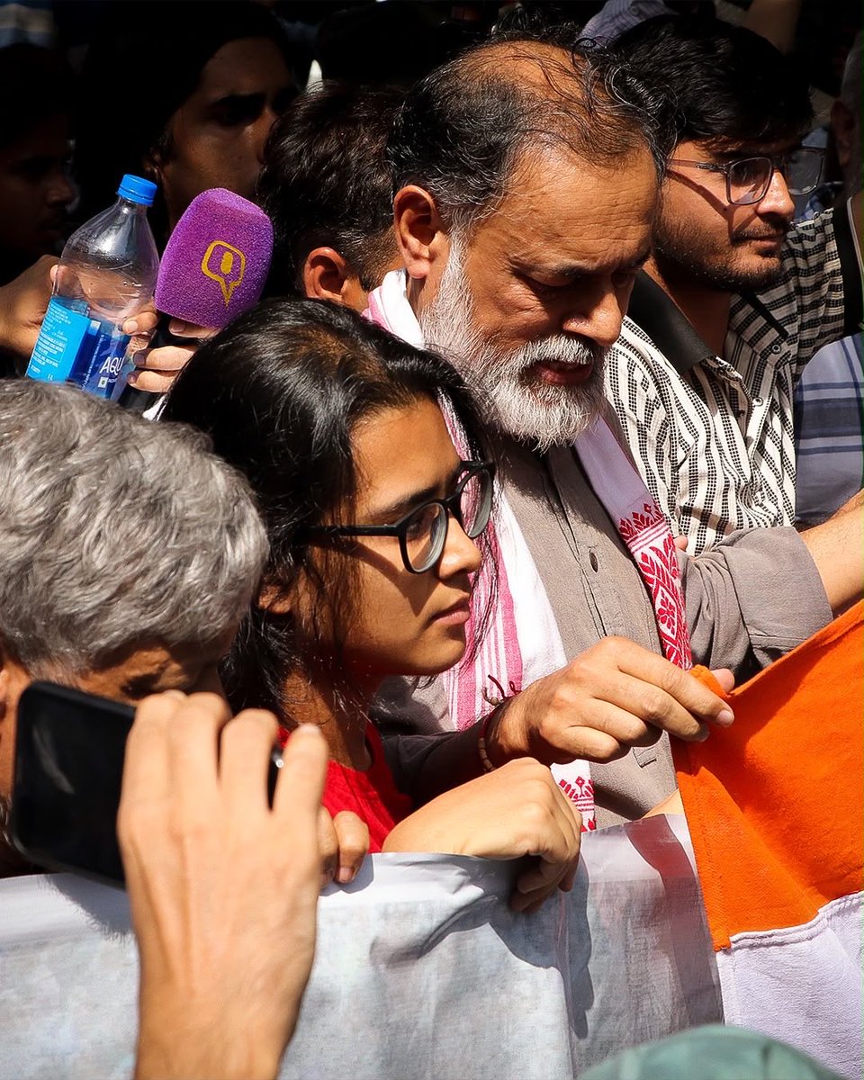 _YogendraYadav's tweet photo. आज इस देश के युवाओं और जनता ने आज़ादी के आंदोलन की याद दिला दी—बिना भय, बिना डर के सामने आते हुए। दिल्ली के कोने-कोने से लोगों को हिरासत में लिया जा रहा है, लेकिन लोग रुक नहीं रहे।

ज्ञानेश कुमार इस्तीफ़ा दो!
SIR रद्द करो!
 #JantarMantarSatyagraha https://t.co/Dzu8IIlAG8