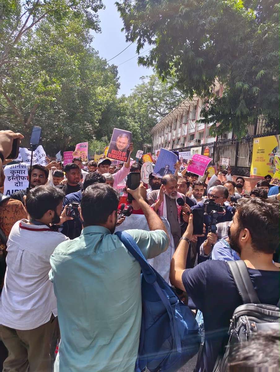 _YogendraYadav's tweet photo. आज इस देश के युवाओं और जनता ने आज़ादी के आंदोलन की याद दिला दी—बिना भय, बिना डर के सामने आते हुए। दिल्ली के कोने-कोने से लोगों को हिरासत में लिया जा रहा है, लेकिन लोग रुक नहीं रहे।

ज्ञानेश कुमार इस्तीफ़ा दो!
SIR रद्द करो!
 #JantarMantarSatyagraha https://t.co/Dzu8IIlAG8