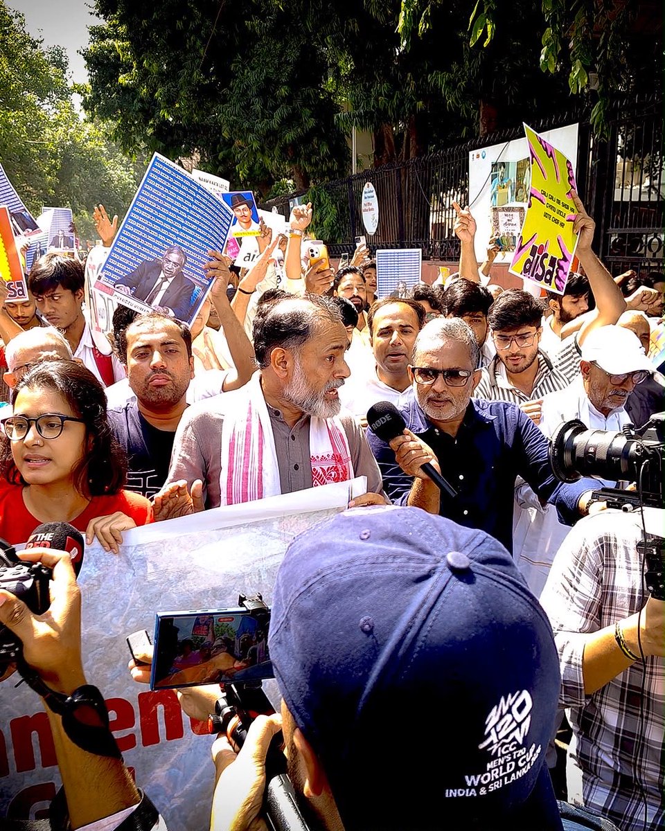 _YogendraYadav's tweet photo. आज इस देश के युवाओं और जनता ने आज़ादी के आंदोलन की याद दिला दी—बिना भय, बिना डर के सामने आते हुए। दिल्ली के कोने-कोने से लोगों को हिरासत में लिया जा रहा है, लेकिन लोग रुक नहीं रहे।

ज्ञानेश कुमार इस्तीफ़ा दो!
SIR रद्द करो!
 #JantarMantarSatyagraha https://t.co/Dzu8IIlAG8
