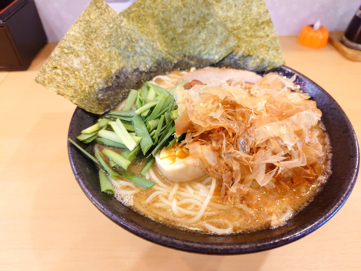 Pino___Sala's tweet photo. 初めて和風豚骨ラーメン食べてみた！
写真なかったから和風ってどんなのかなぁって思ってたら鰹節かかってるのね！！

細麺でとっても美味しかった🙏 https://t.co/MY107dGDJu