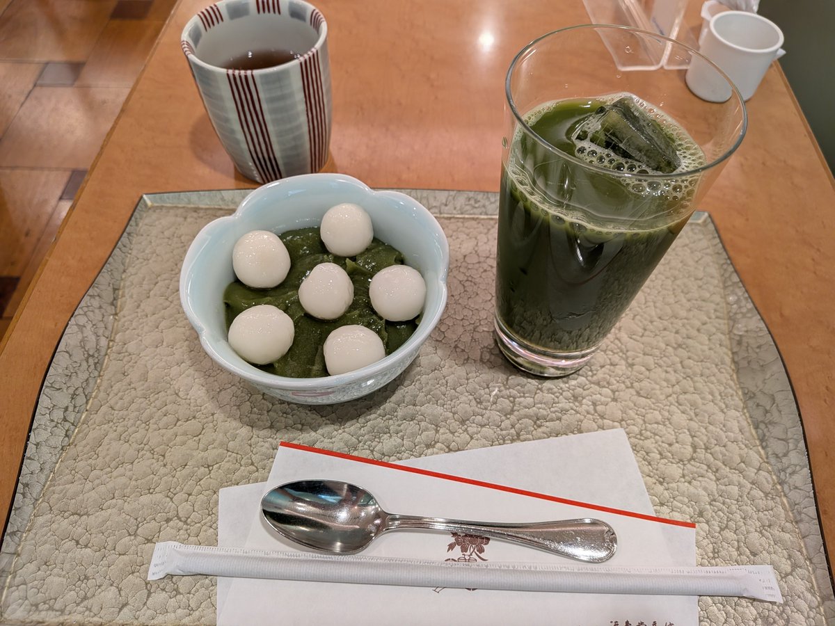kanasualady's tweet photo. ここ1週間ずーーっとデータ分析してて、今日ついに頭からケムリ出て思考できなくなってしまった…
降りたいのに登りのエレベーターに乗っちゃう、取引先に添付資料つけ忘れる…とか酷いことなってるから定時で帰ってお茶屋さん来たら、グリーンティに抹茶白玉頼んじゃって口に抹茶しかない。ポンコツ。 https://t.co/c9UGJ9hfyO