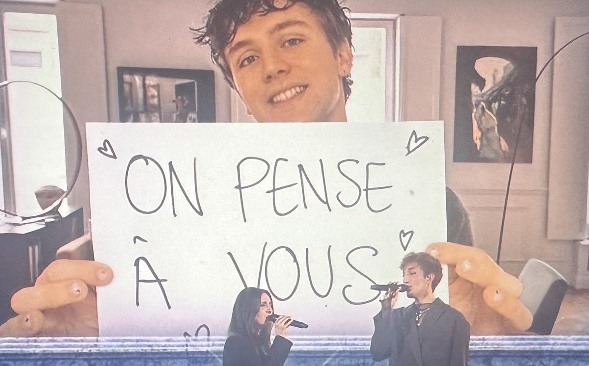 clairetpasnet's tweet photo. la photo qui passe au moment où Victor chante cette phrase : «  c’est la même photo que je regarde quand le ciel est pas beau » ( #victiaan ) https://t.co/PTDSxpyrSo