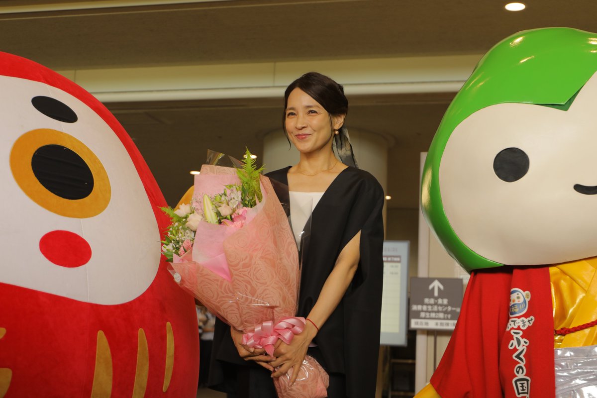 oidemase_info's tweet photo. ＼国仲涼子さんが山口県に来られました！✨／

連続テレビ小説「ブラッサム」に出演されている国仲涼子さんが、本日10月2日山口県を訪問されました！📺✨
県庁では村岡知事を表敬訪問され、知事との懇談や記念撮影などを行いました😊