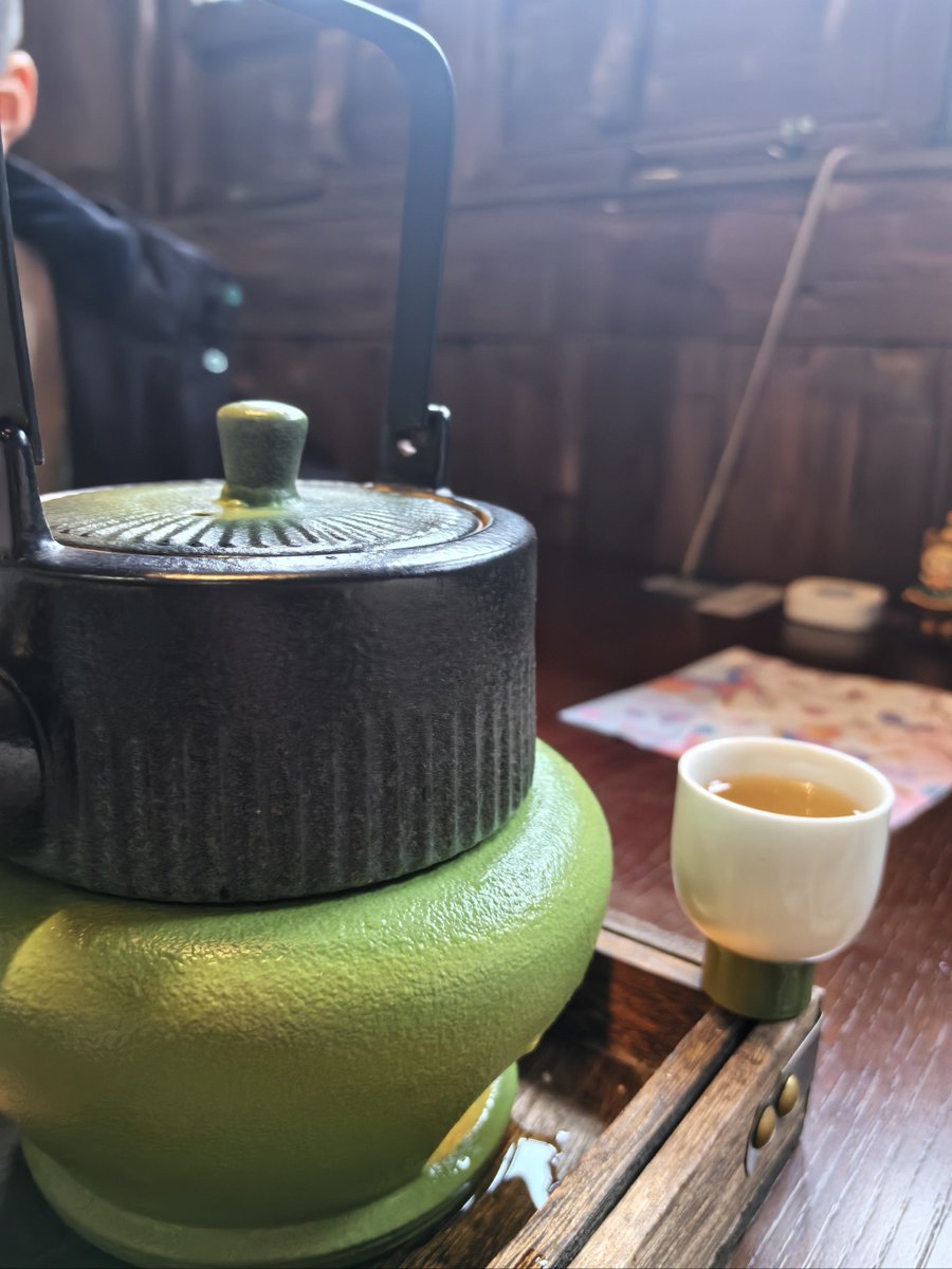 BrightPebb7v9g's tweet photo. [A cozy evening at 浦嵌, enjoying tea with friends, the 谘琶 on the table adding a touch of elegance to our chat!]， https://t.co/M3OVxirqeX