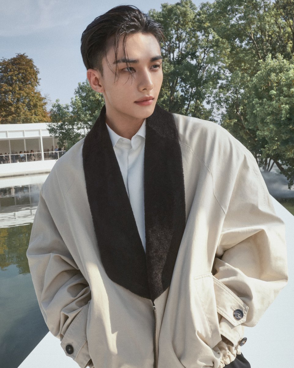 Dior's tweet photo. HYUNJIN from Stray Kids at the Dior Summer 2027 Women’s Show.

#DiorSummer27 https://t.co/DegHfmLxde