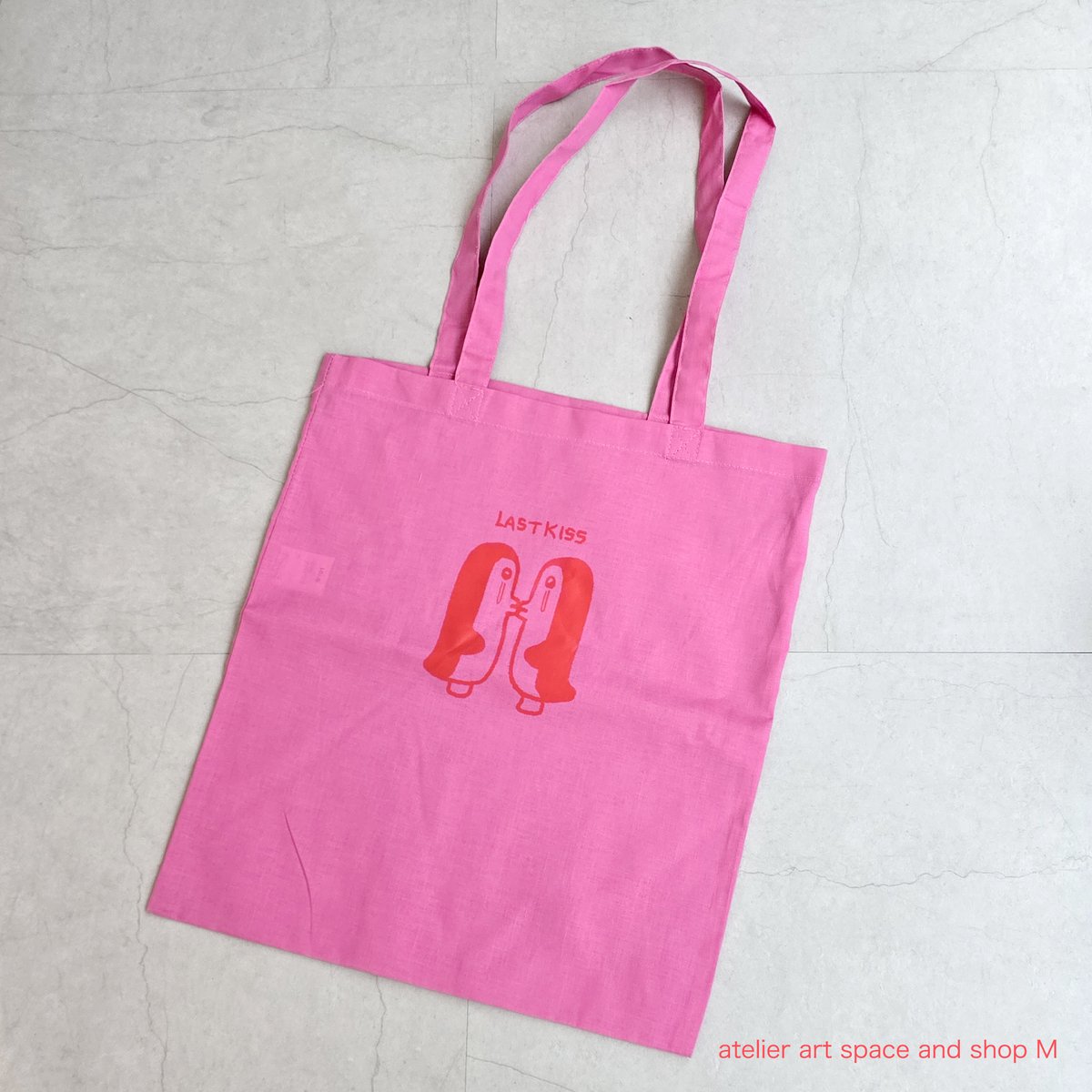 art__shop___M's tweet photo. 玉川ノン solo exhibition " Still Dreaming " グッズを紹介します。

「トートバッグ」
・２種類

¥2.750 ( tax in )

▼下記URLより購入いただけます。
https://t.co/ga9laejKff

#玉川ノン 
#atelierartspaceandshopM https://t.co/TfwQ5irwYz