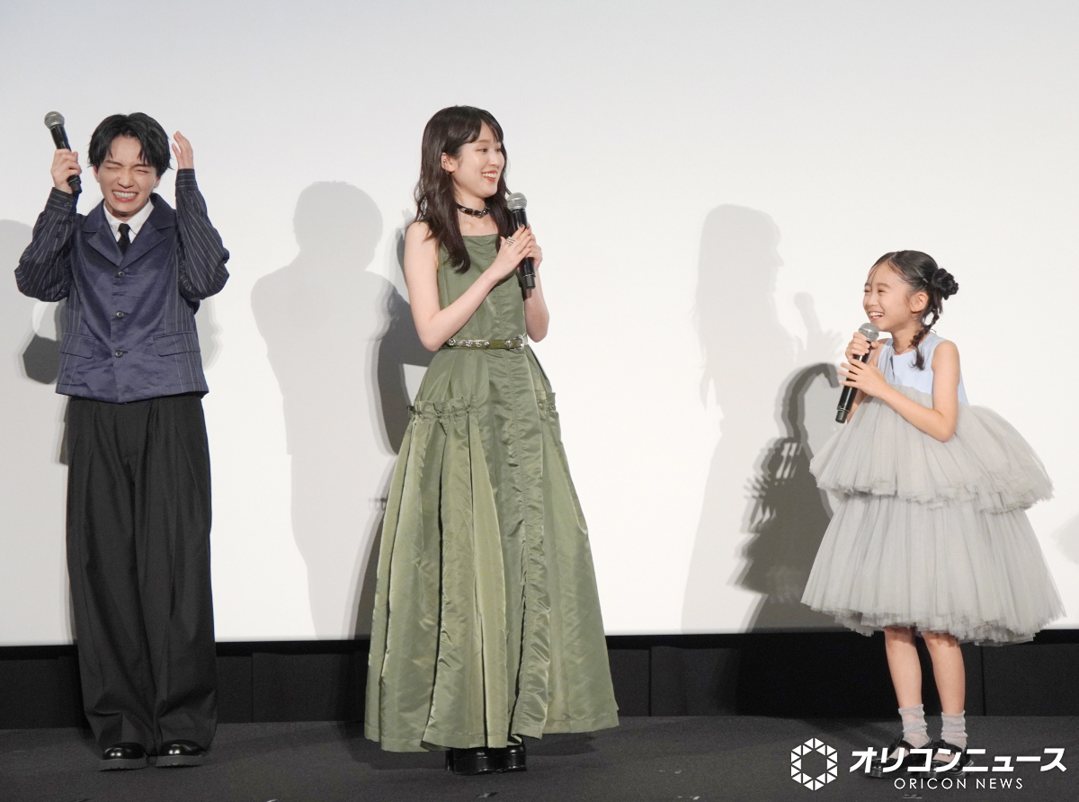 oricon's tweet photo. なにわ男子・西畑大吾、子役・泉谷星奈の
かわいらしいおねだりに悶絶❤️
「みんなにキャーッって言ってもらいたい」
⠀⠀↓
西畑の合図で観客が「星奈ちゃ～ん！」
泉谷「はーい！」
⠀⠀↓
かわいすぎて頭を抱える西畑
「うちのライブに出ない❓️」
https://t.co/KXBsBVfOIG
⠀
映画『時給三〇〇円の死神』舞台挨拶

#時給300円の死神
